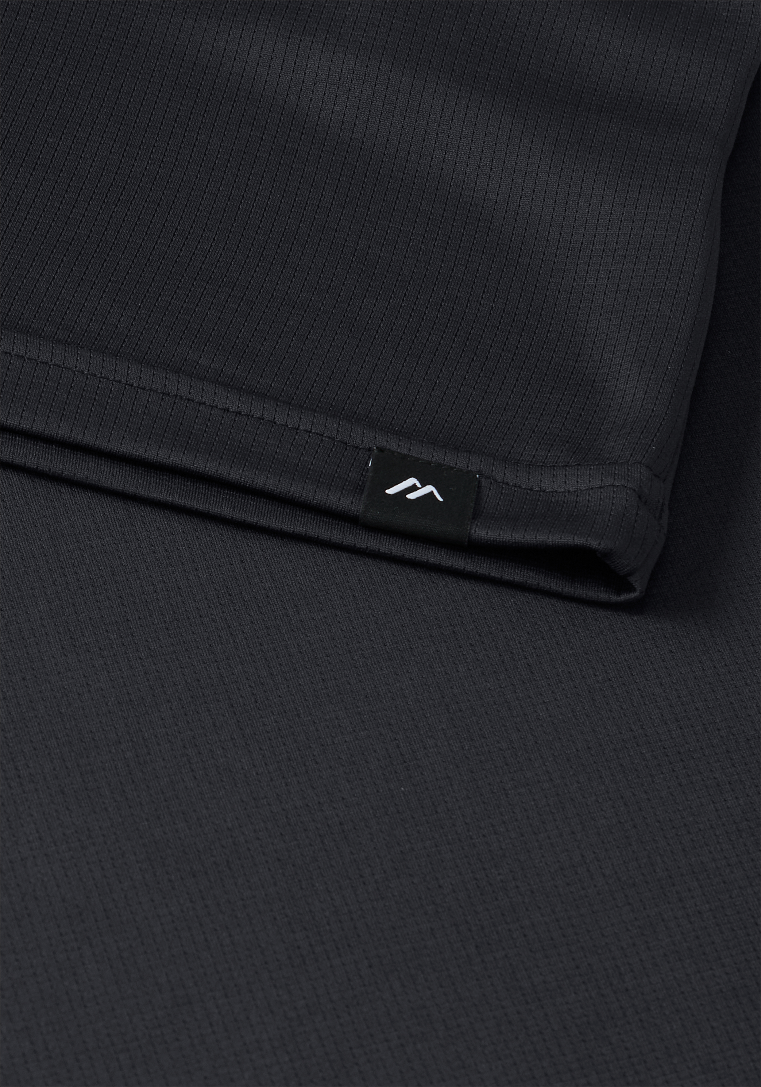 MS FAV Long Tee M schwarzer Stoff, gerippte Textur, Saumetikett, kleines Label, Nahtdetail