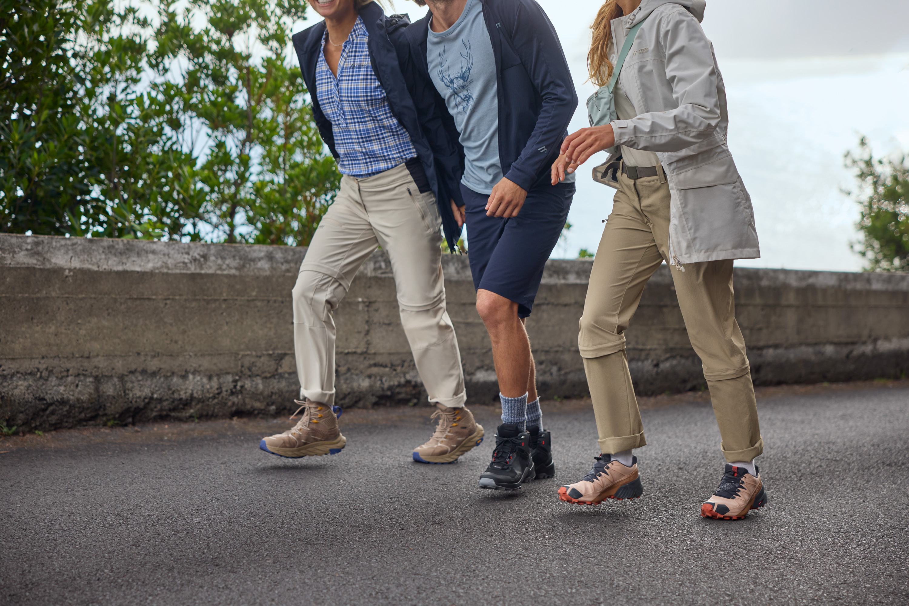 Gehen, Hosen, Schuh, Kurze Hose, Turnschuh