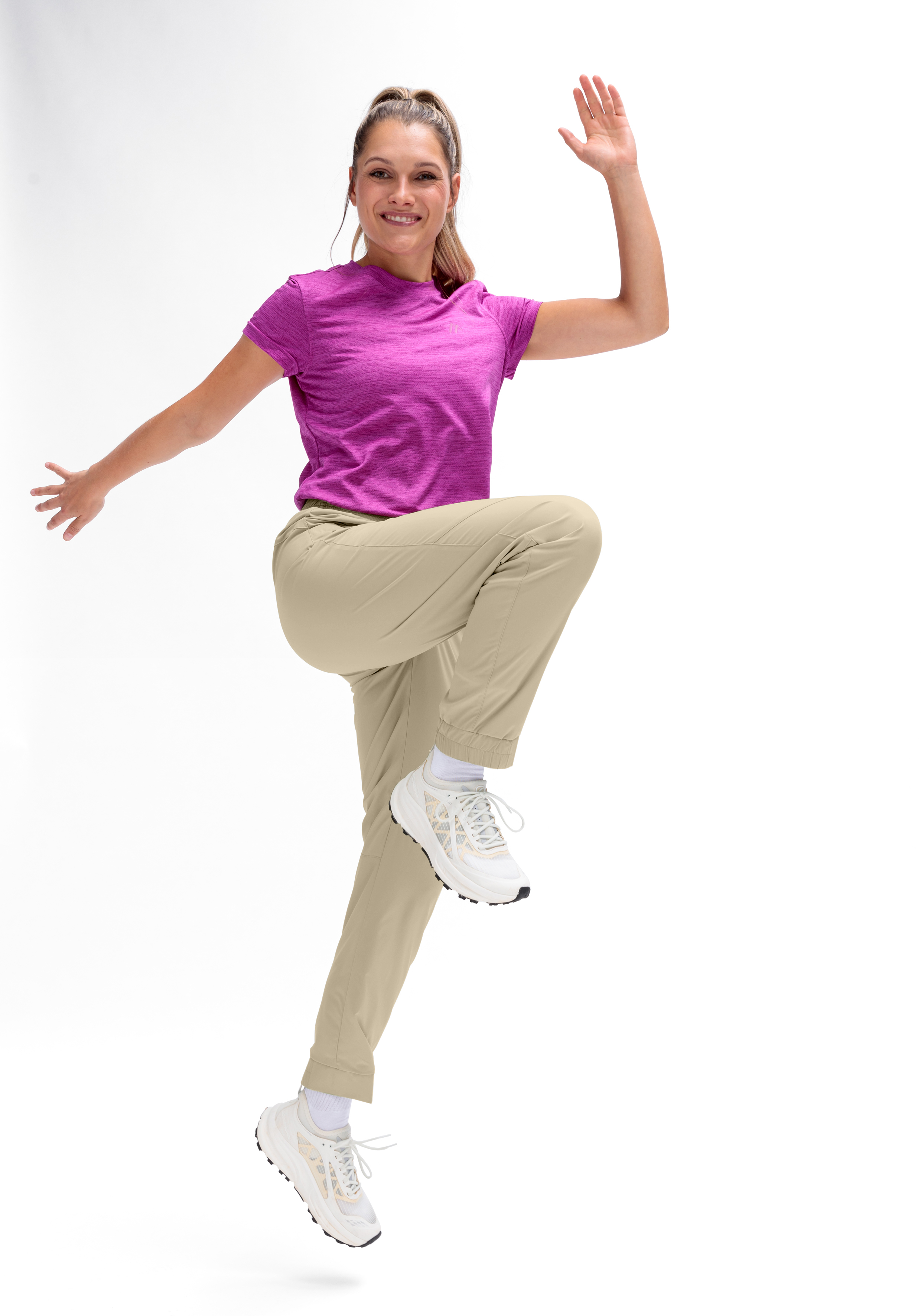 Sportt-Shirt, Kurze Ärmel, Beige Hose, Weiße Sneaker, Bewegungsschwarz?