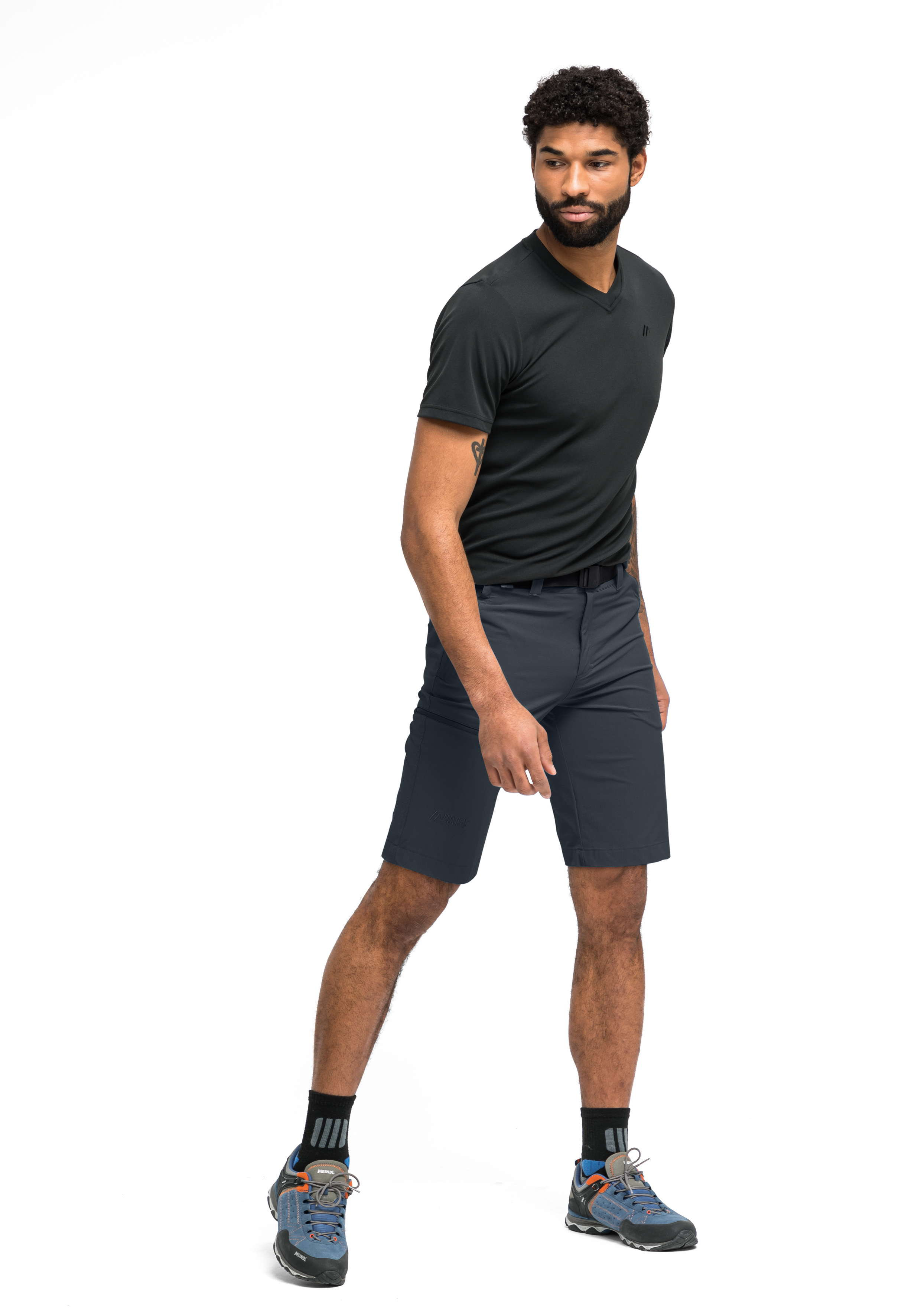 Kurze Hose, Erwachsener, Männlich, Mann, Person, T-Shirt, Kurzarm, V-Ausschnitt, dunkelgrau, Sportshorts