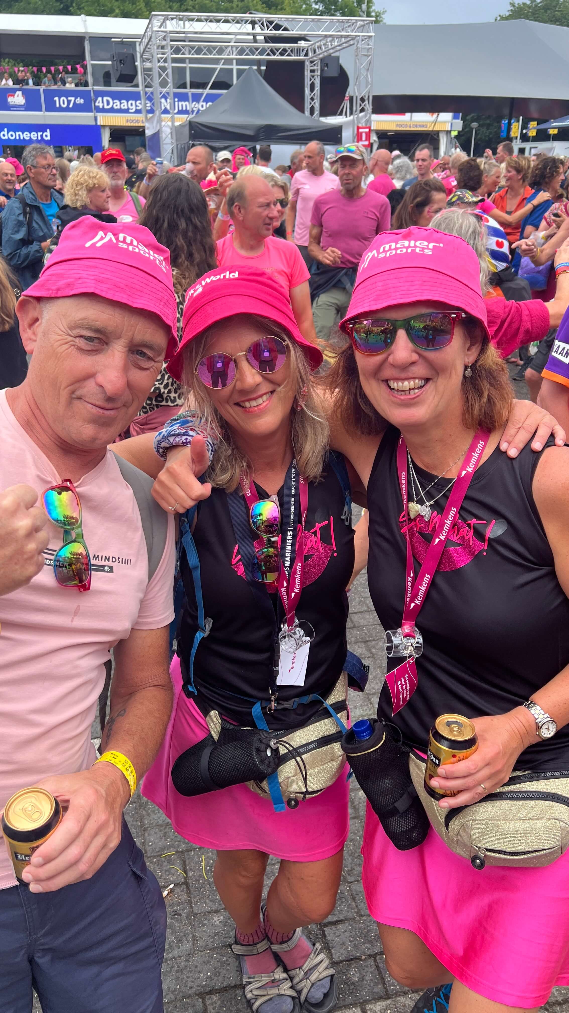 pinkes cap, pinkes shirt, festival, menschenmenge, brille