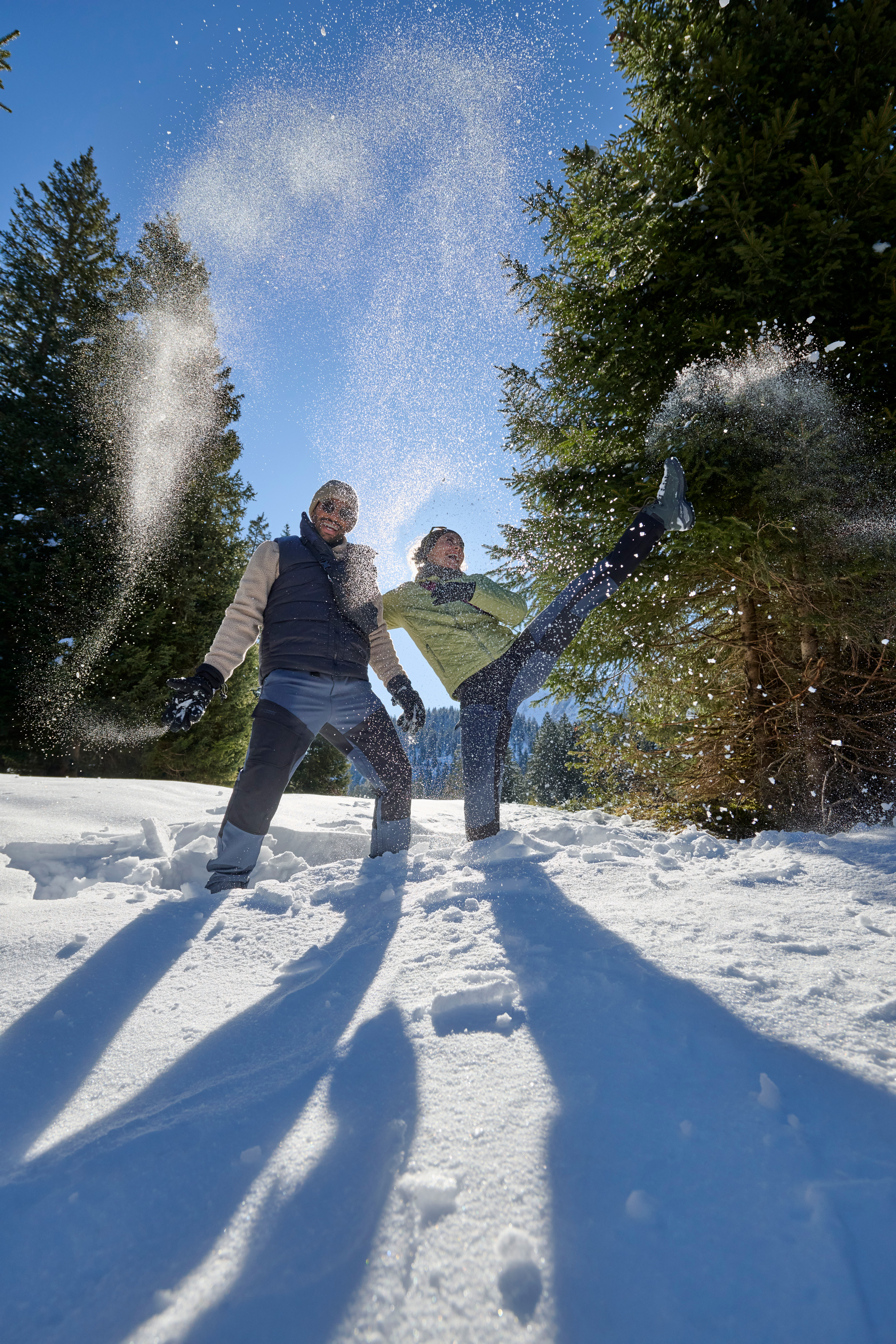 Zwei Personen im Schnee
