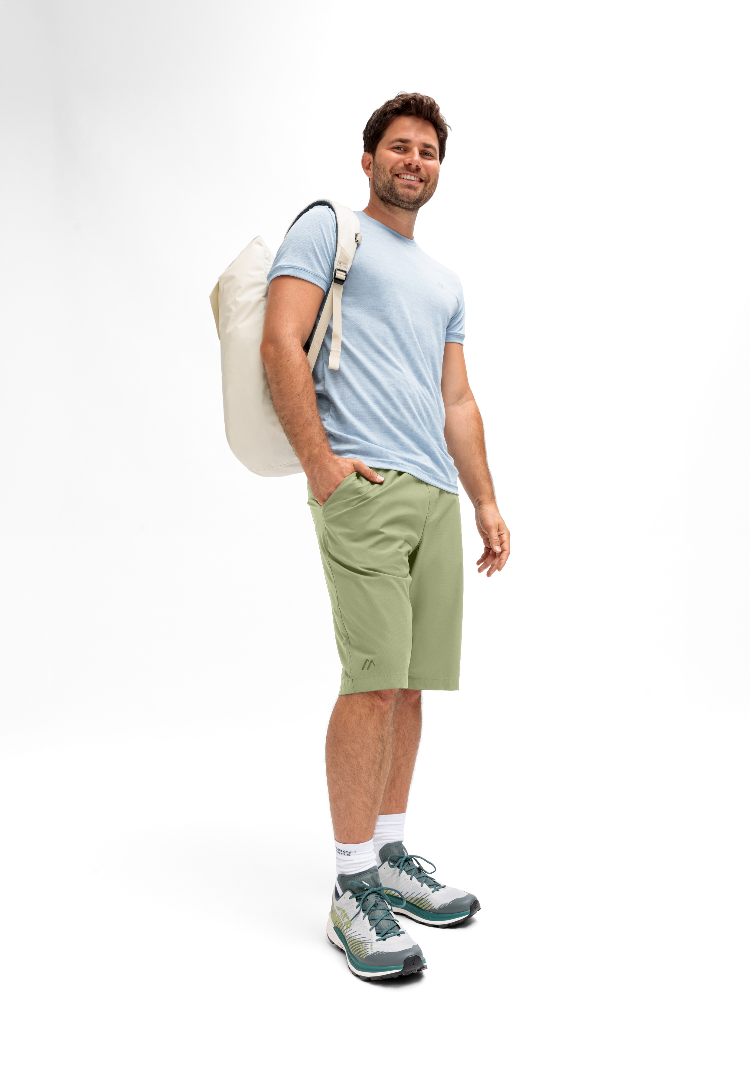 T-Shirt, Shorts, Rucksack, Sneakers, Mann