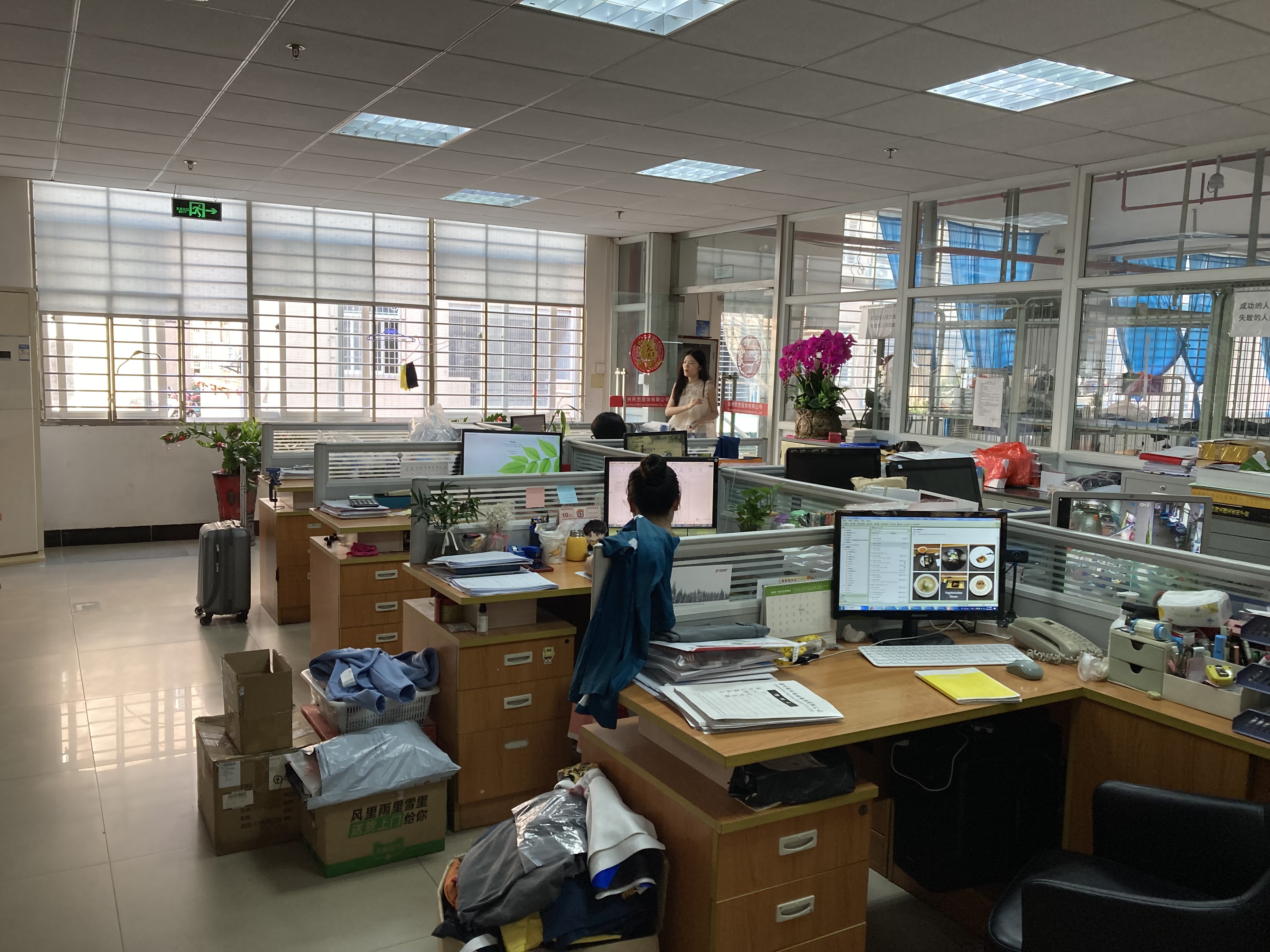 Buch, Tabelle, Person, Stuhl, Computer-Tastatur