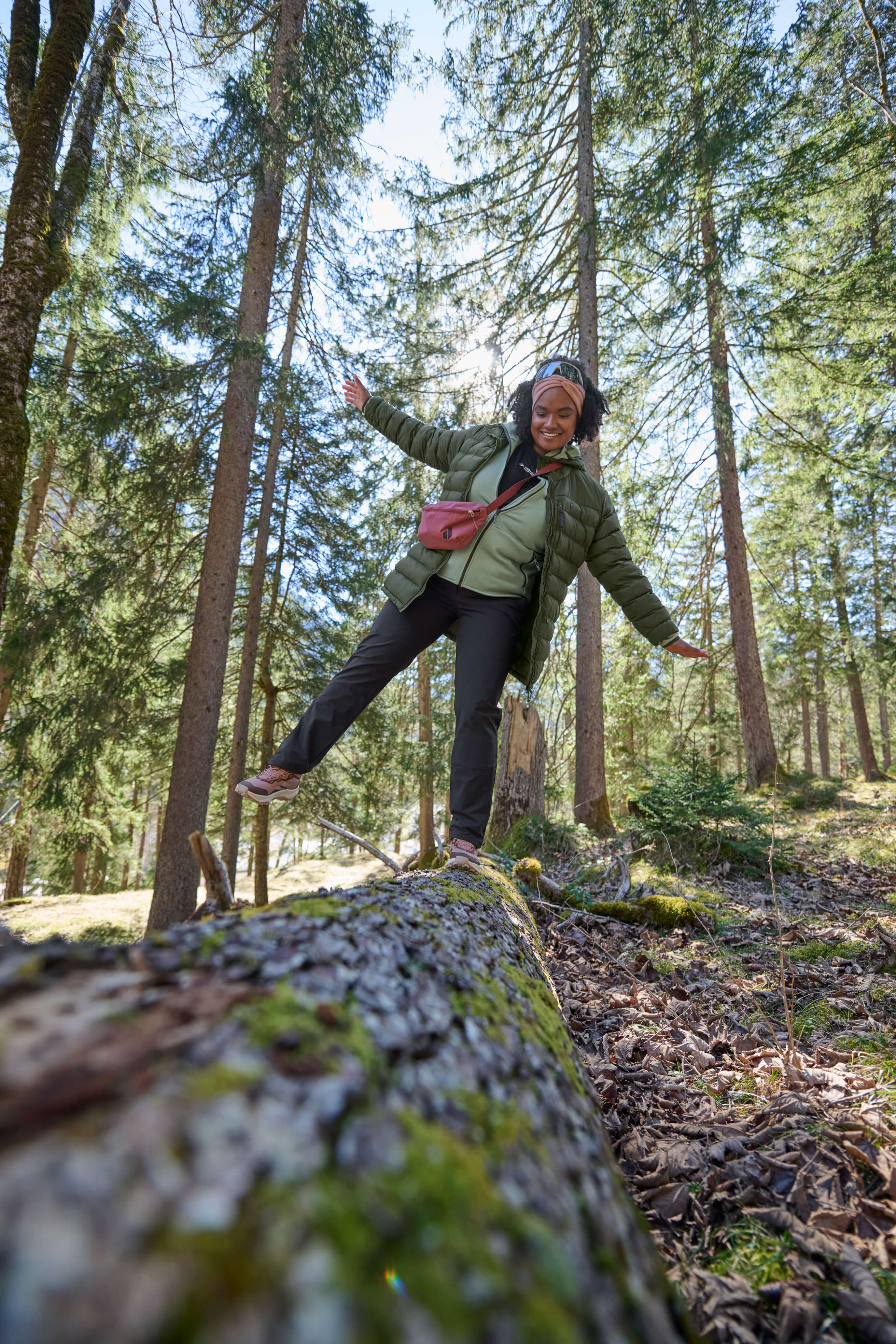 FLT2505_2640_250705_(1) Outdoor, Wandern, Wald, Balancieren, Baumstamm