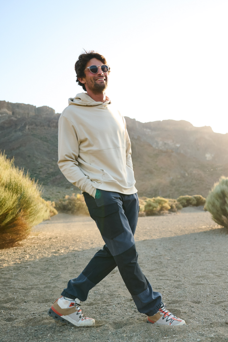 herren 2 Hoodie, Beige hoodie, Casual wear, Cargo pants, Hiking shoes