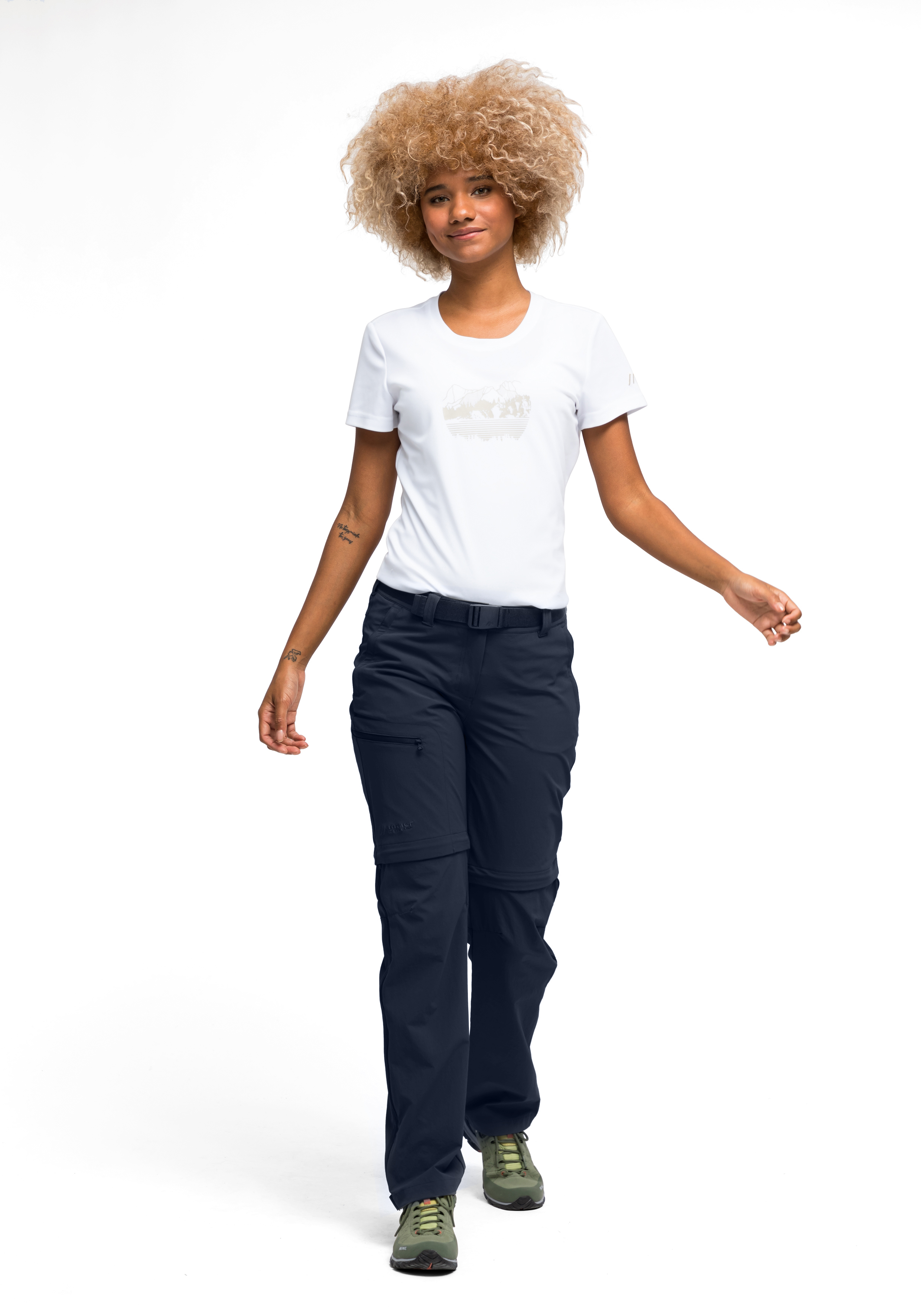 Bekleidung, Hosen, Person, Gürtel, T-shirt, Bekleidung, Hosen, Person, Schuh, Gesicht, Bekleidung, Hosen, Person, Schuh, Gesicht