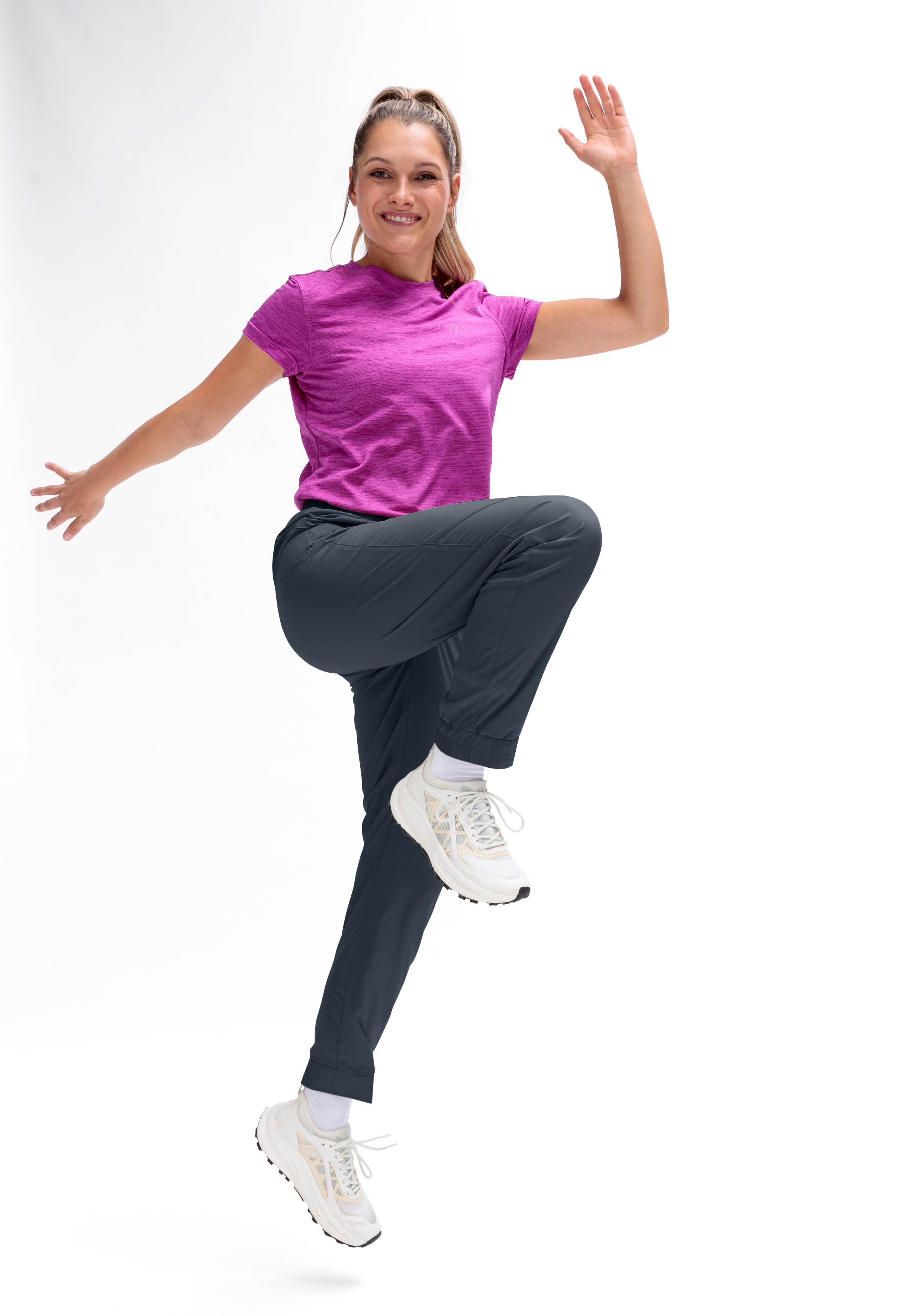 pinkes t-shirt, athletische kleidung, dunkle hose, Sneaker, aktive pose