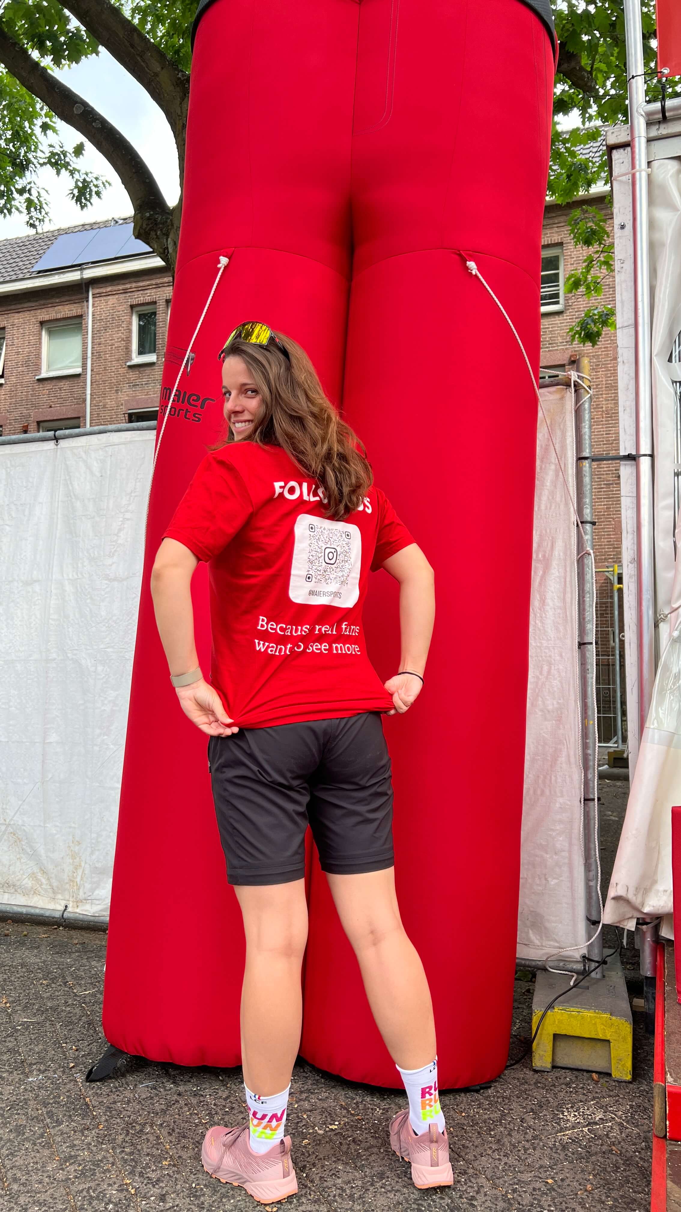 rot shirt, kurzehosen, ovale?, aufblasbare struktur, frau