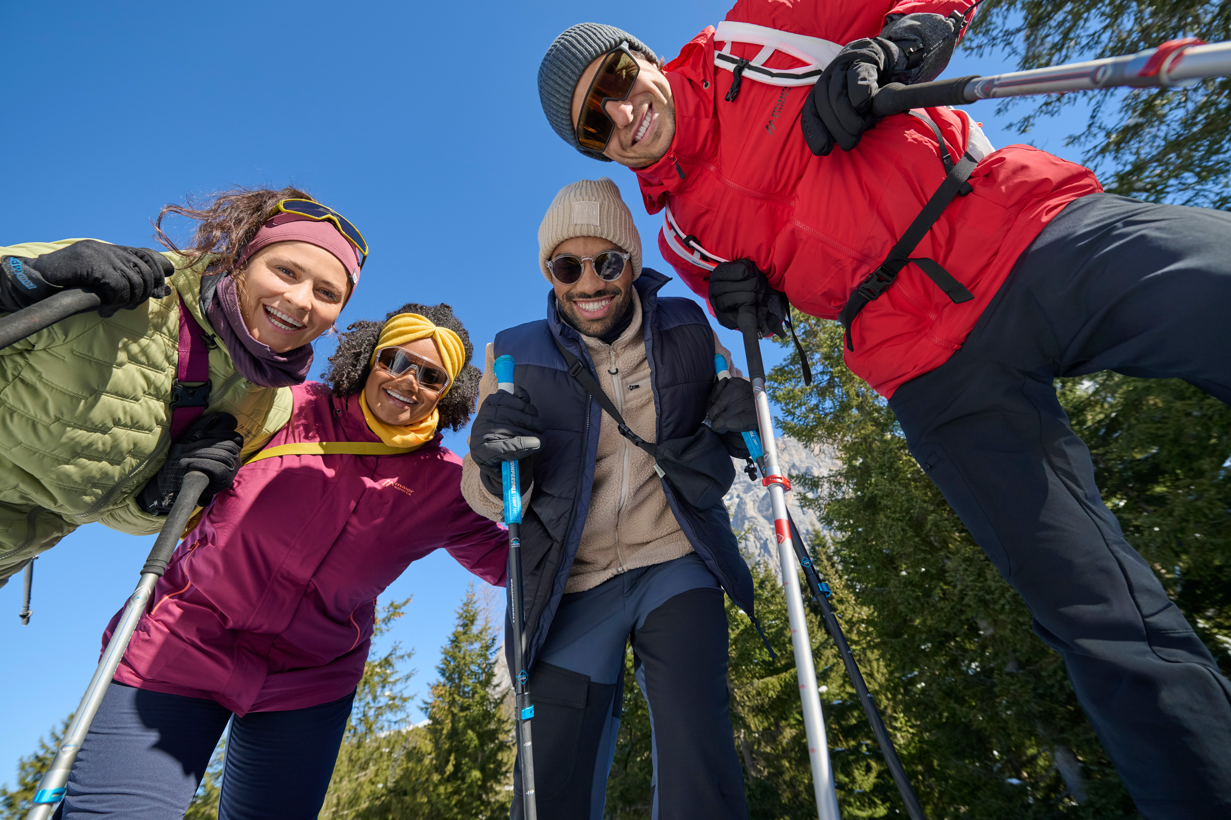 Vier Personen beim Wandern Erwachsener, Weiblich, Person, Frau, Handschuh