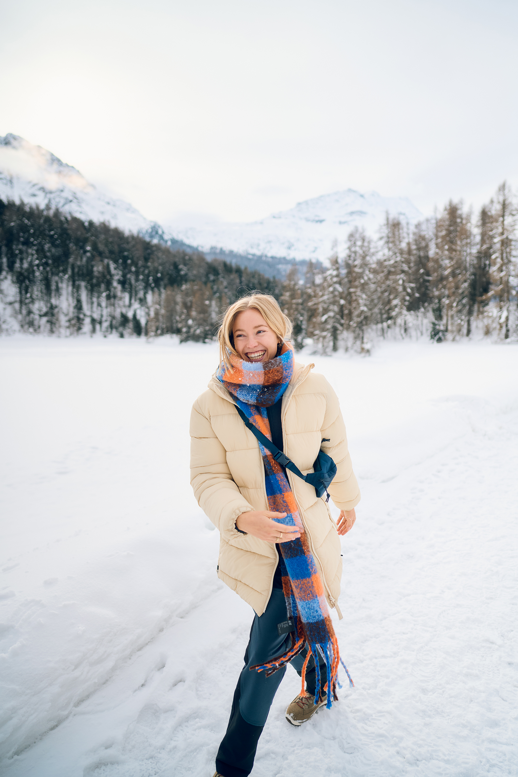 LOWA_MaierSports_Pontresina_0225_00146_CM Person, Lächeln, Kleidung, Halstuch, Mantel