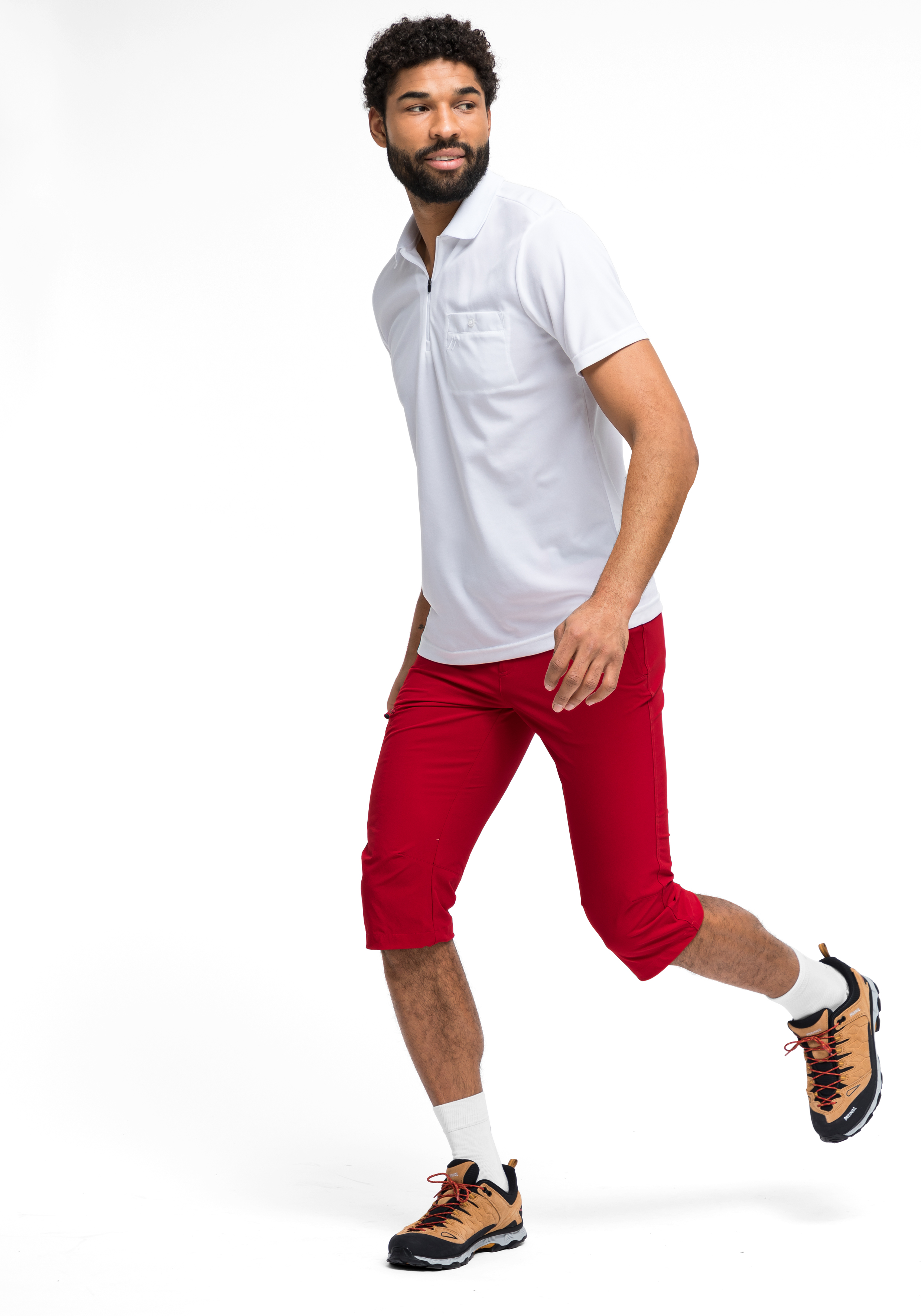 HG-3000323-M10600-Arwin20-M-03.jpg HG-3000323-M10600-Arwin20-M-03.jpg, Polo shirt, Weißes Polohemd, Rote Shorts, Sportschuhe, Freizeitoutfit