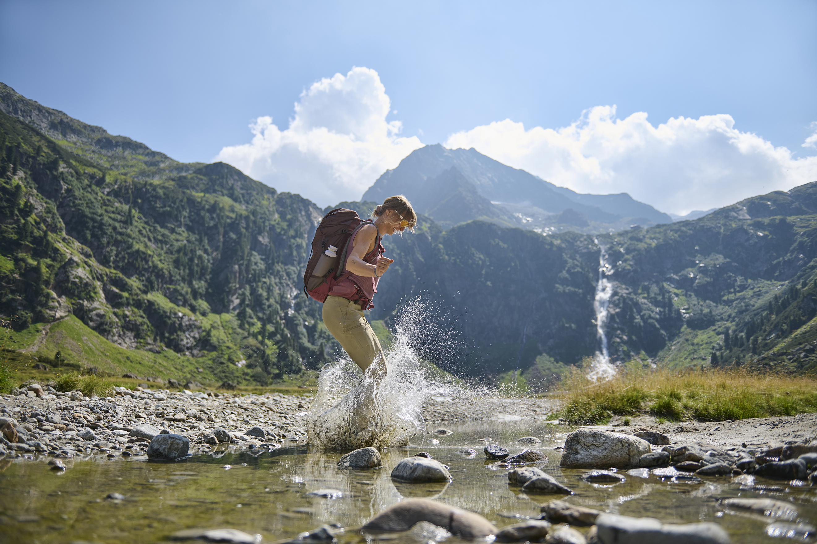 FLT2403_3549_250128 Wandern, Person, Tasche, Kies, Rucksackreisen