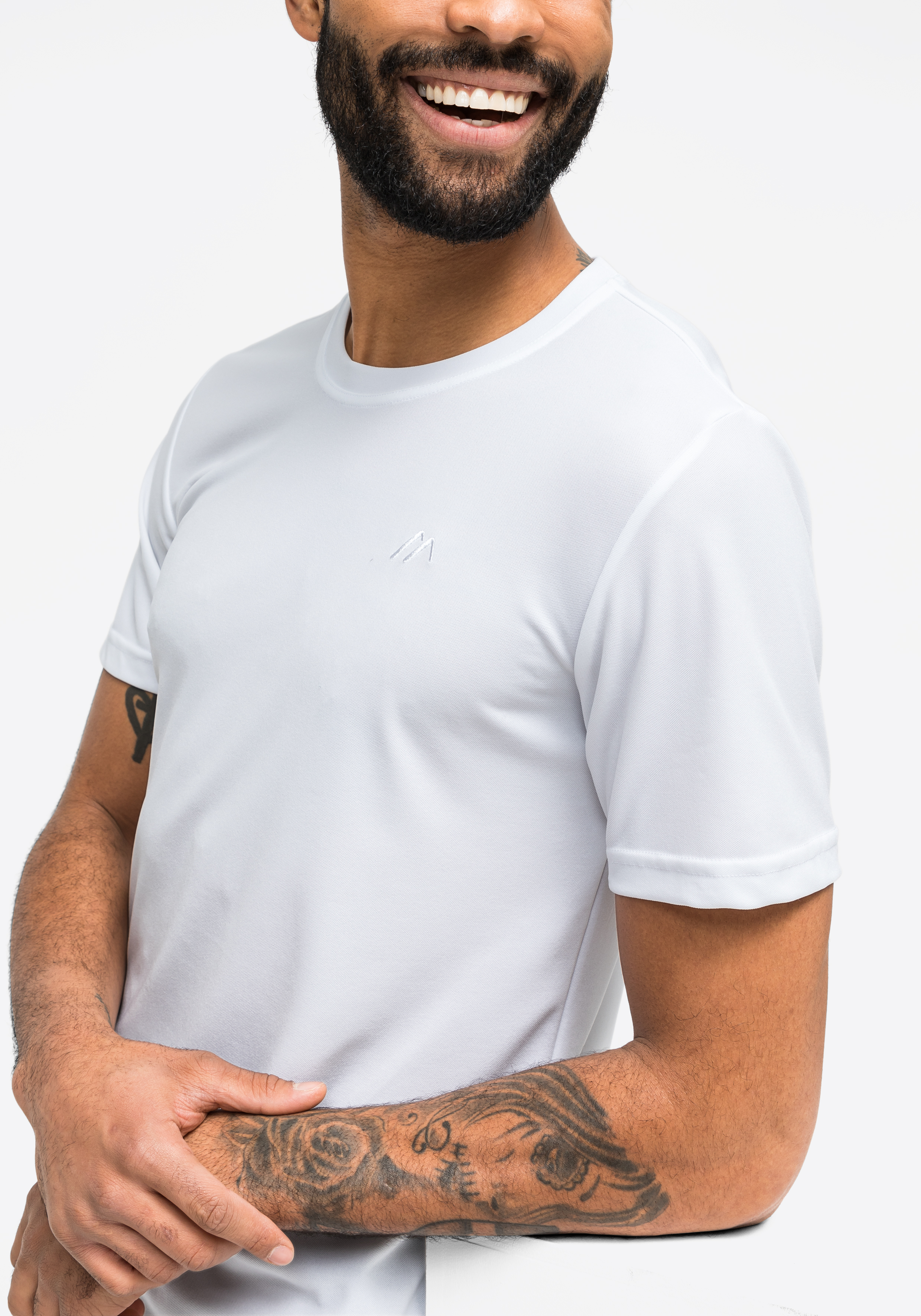 Bekleidung, T-shirt, Ärmel, Haut, Tätowierung