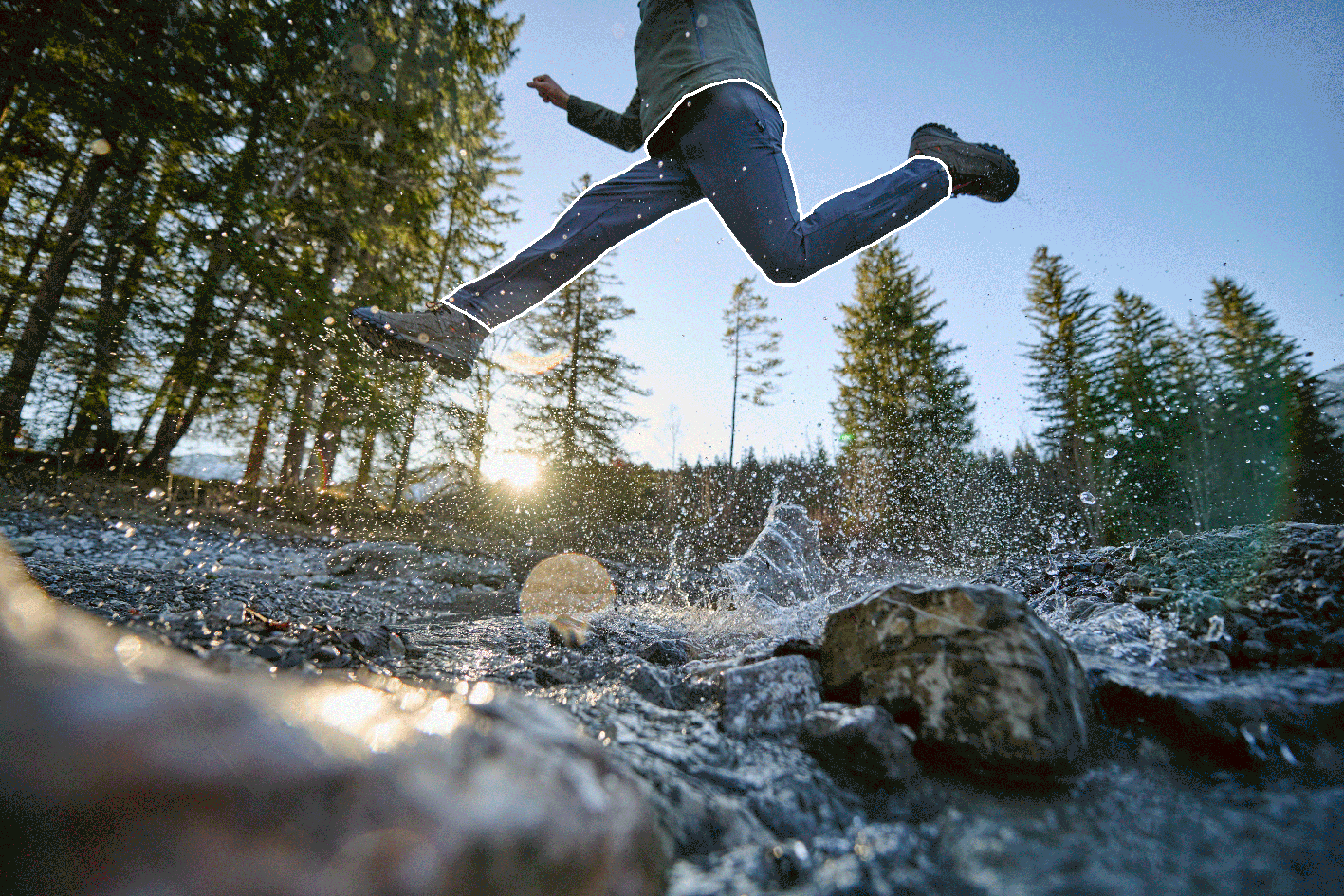 FLT2505_4443_250622_8Bit_NATURNO_SLIM_Outline Hosen, Person, Schuh, Vegetation, Springen