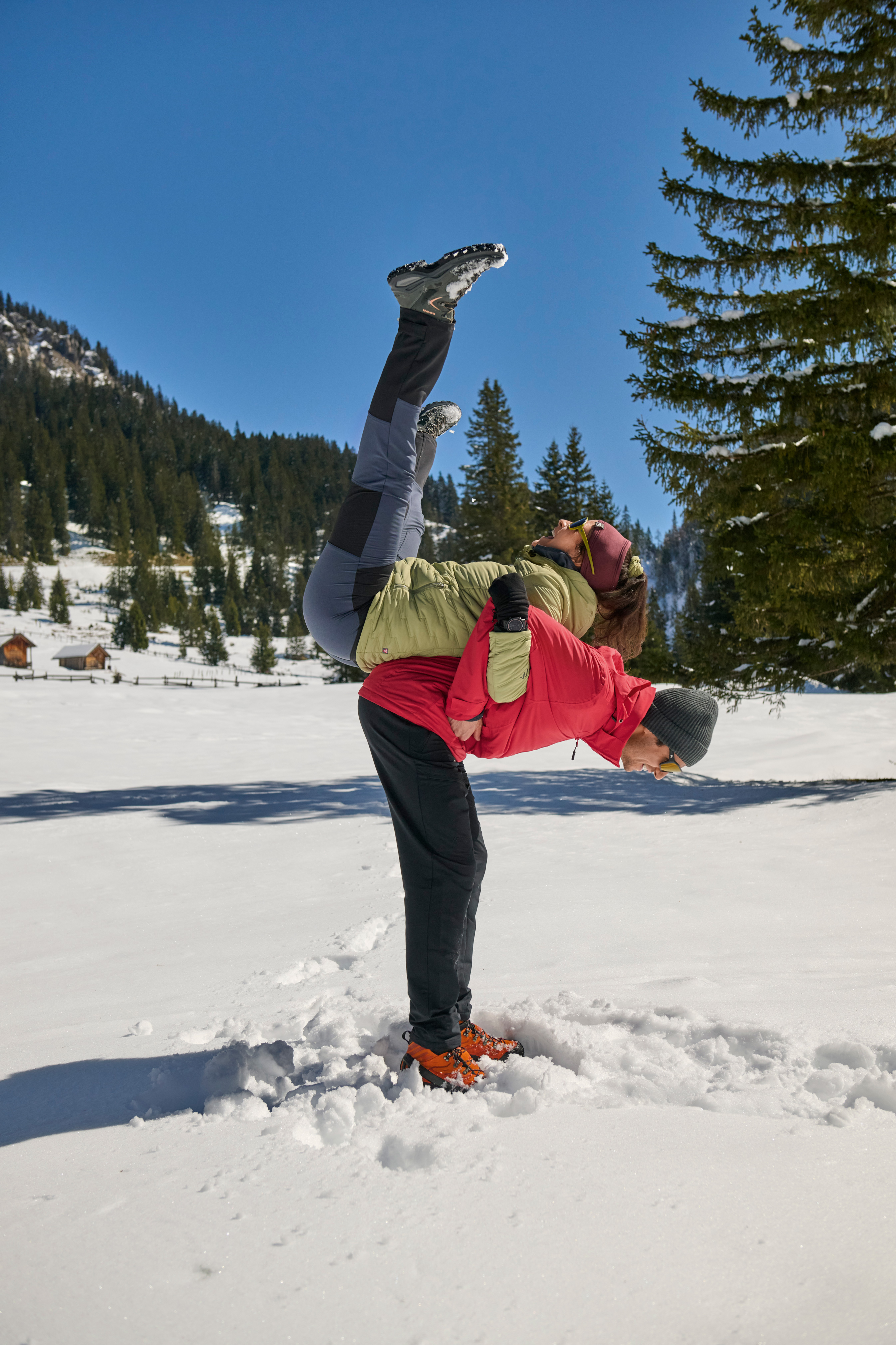 Mann und Frau im Schnee