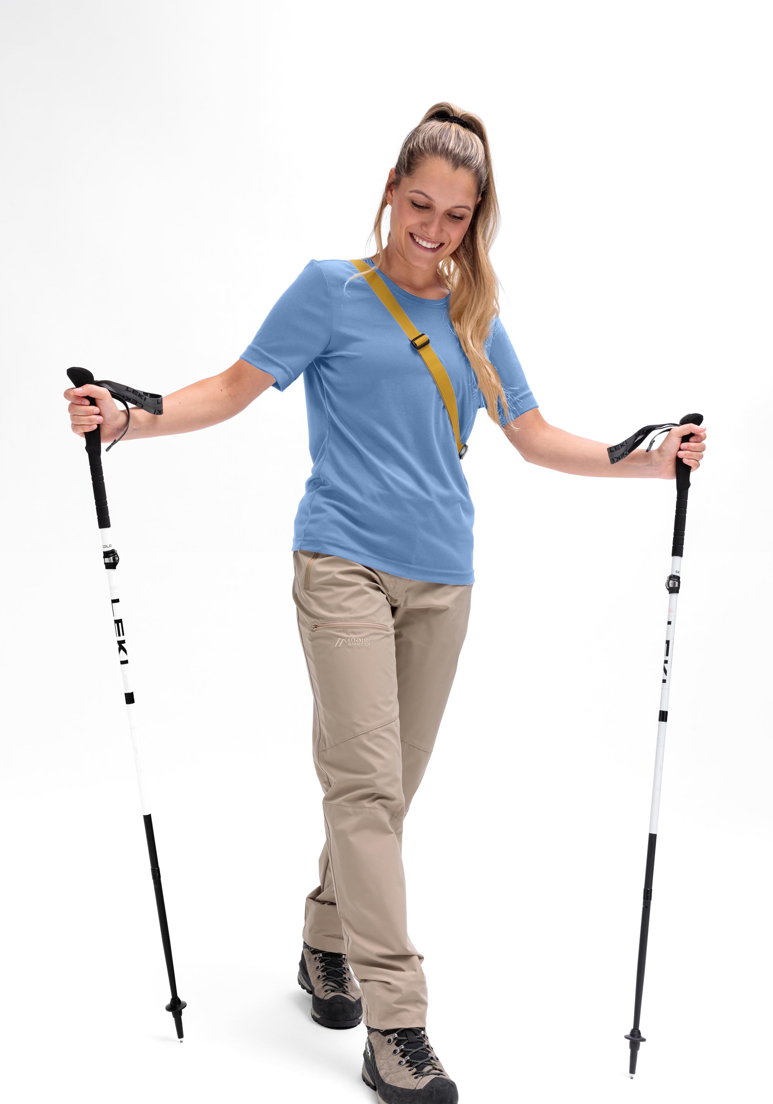 Trekkingstiefel, Hikinghose, Nordic walking-Stöcke, Hikingshirt, Outdoor-Set, hiking pants, trekking pole, blaues t-shirt, beige pants, outdoor footwear