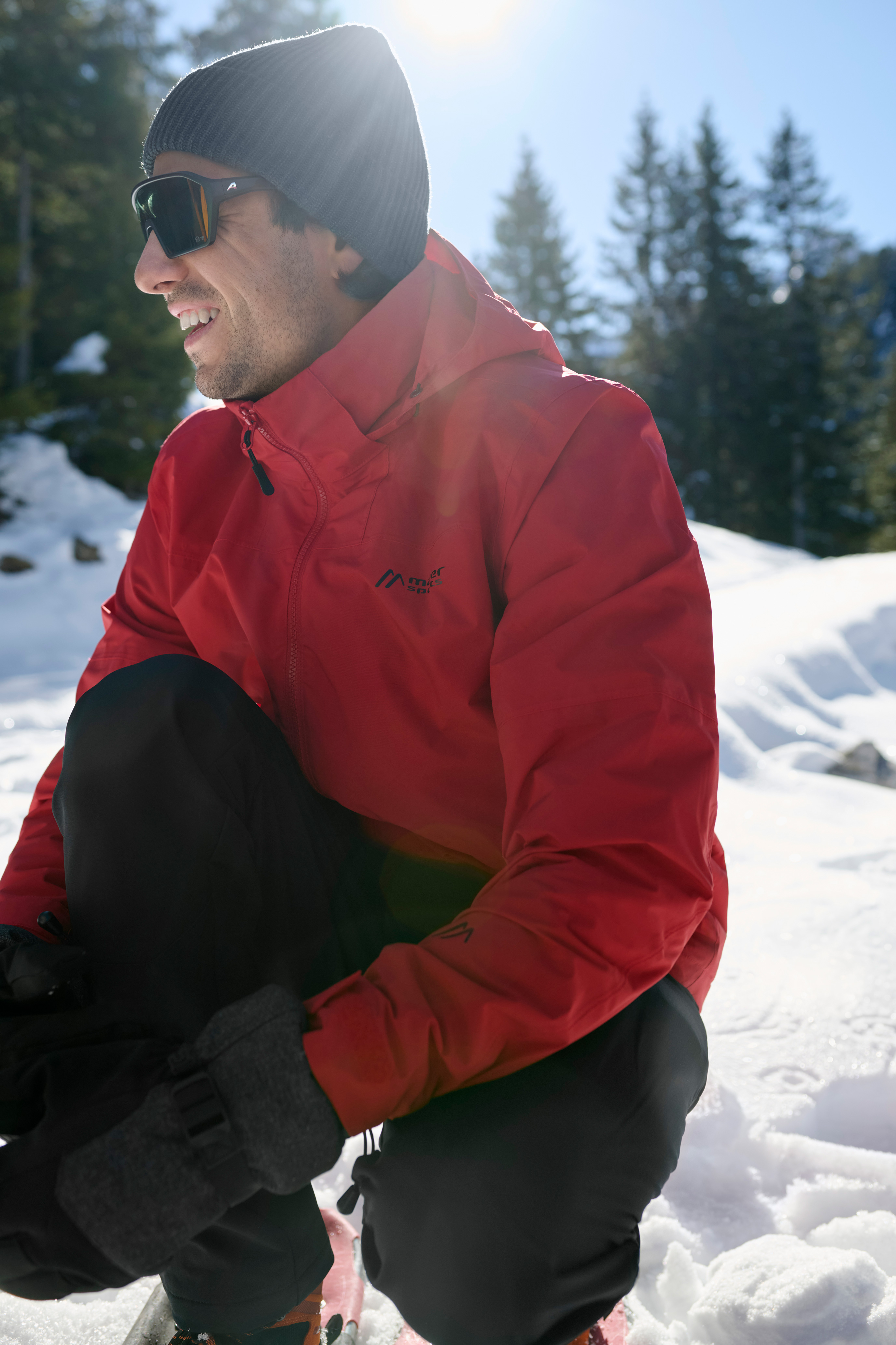Mann mit roter Jacke im Schnee Mann mit roter Jacke im Schnee