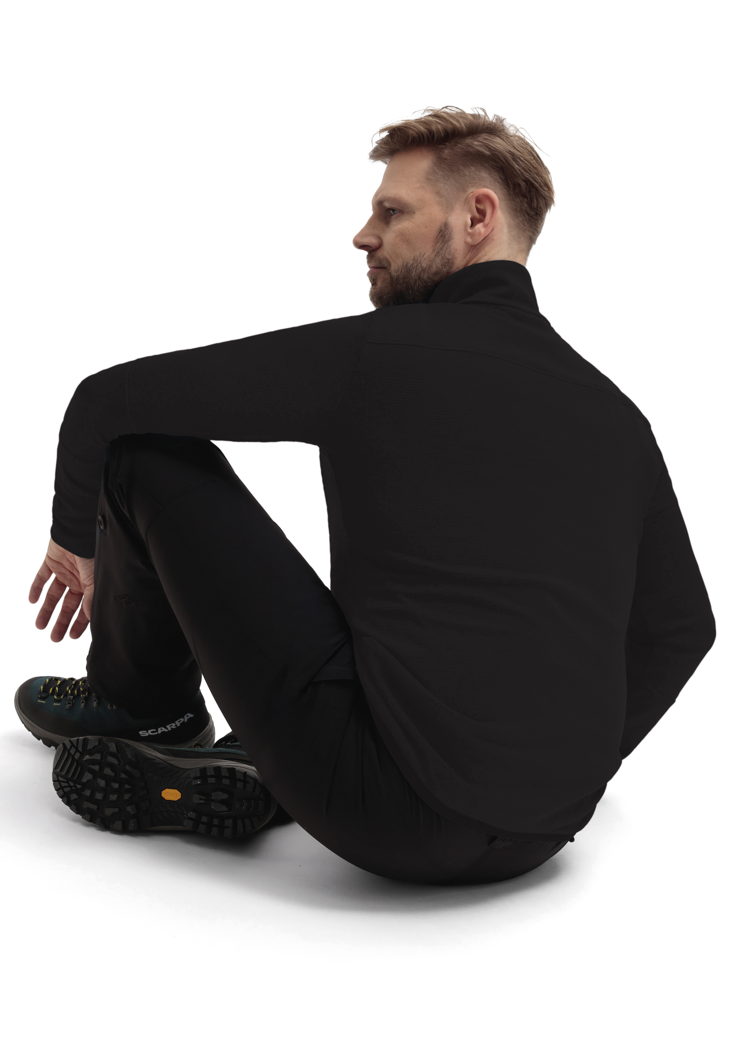 Langarm, Ärmel, Mantel, Jacke, Person, Langarm, Ärmel, Mantel, Jacke, Person, Langarm, Schuh, Erwachsener, Mann, Person, Langarm, Schuh, Erwachsener, Mann, Person, schwarze jacke, Mann in schwarzer Kleidung, sporthose, Wanderschuhe, Outdoor-Bekleidung