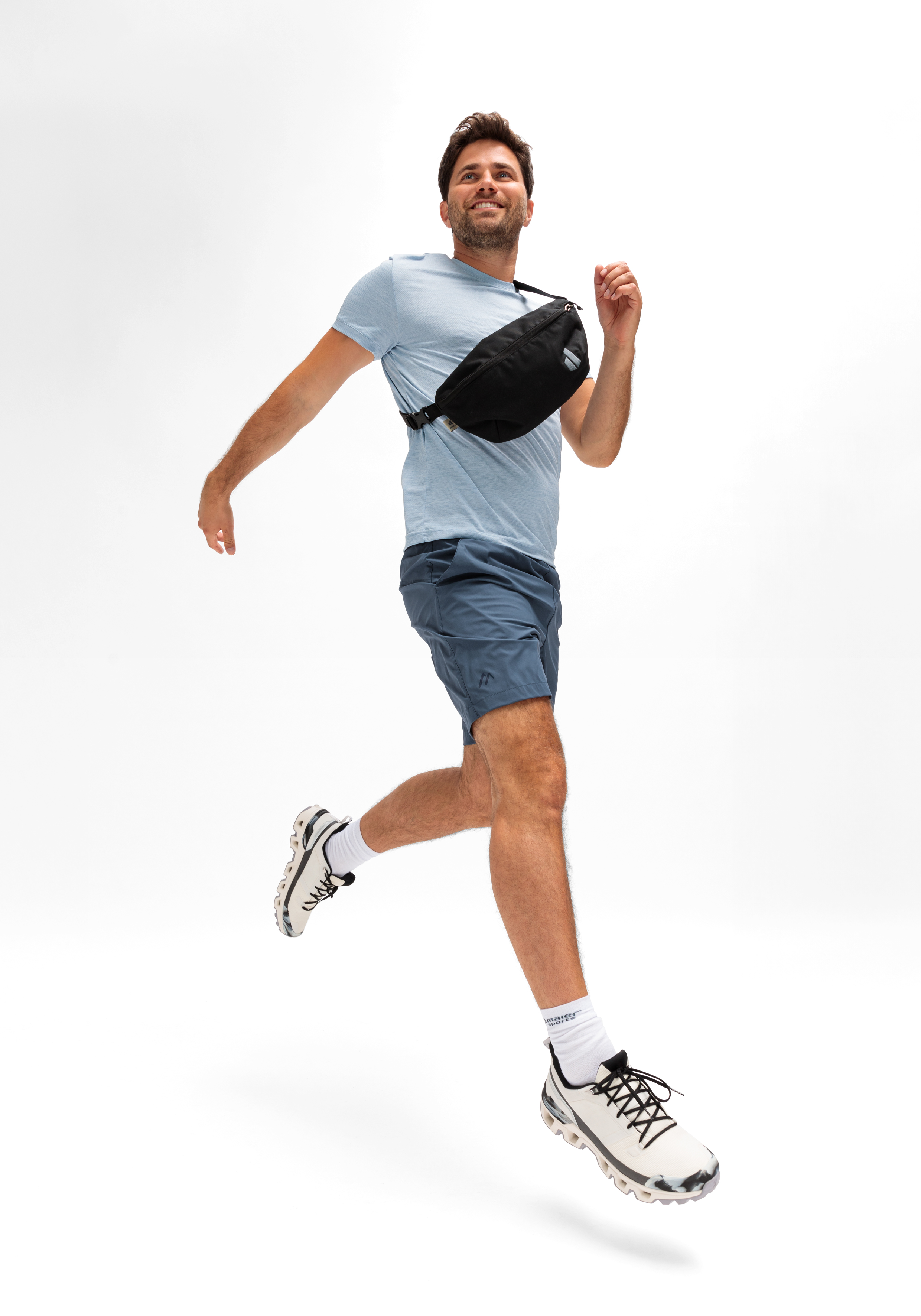 Fort Shorts M Crossbody-Tasche, T-Shirt, Shorts, Laufschuhe, Sportoutfit