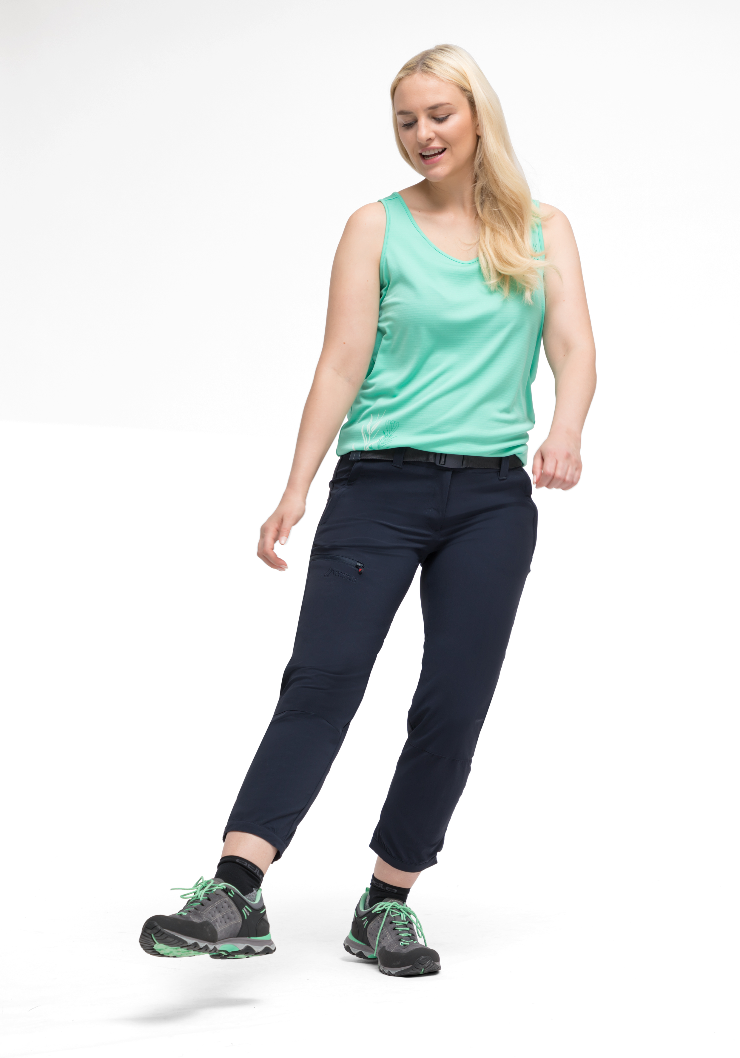 Bekleidung, Hosen, Schuh, Sneaker, Person, Hosen, Schuh, Sneaker, Person, Gesicht