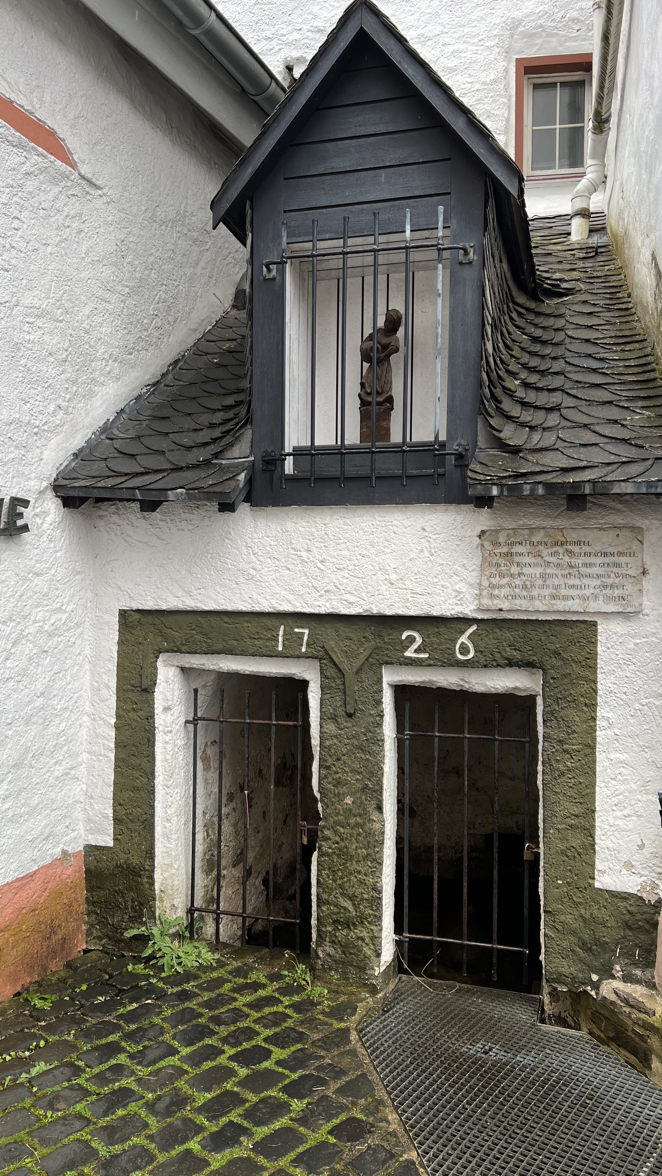 20240419_123115677_ios Pfad, Gehweg, Kopfsteinpflaster, Straße, Steinplatte