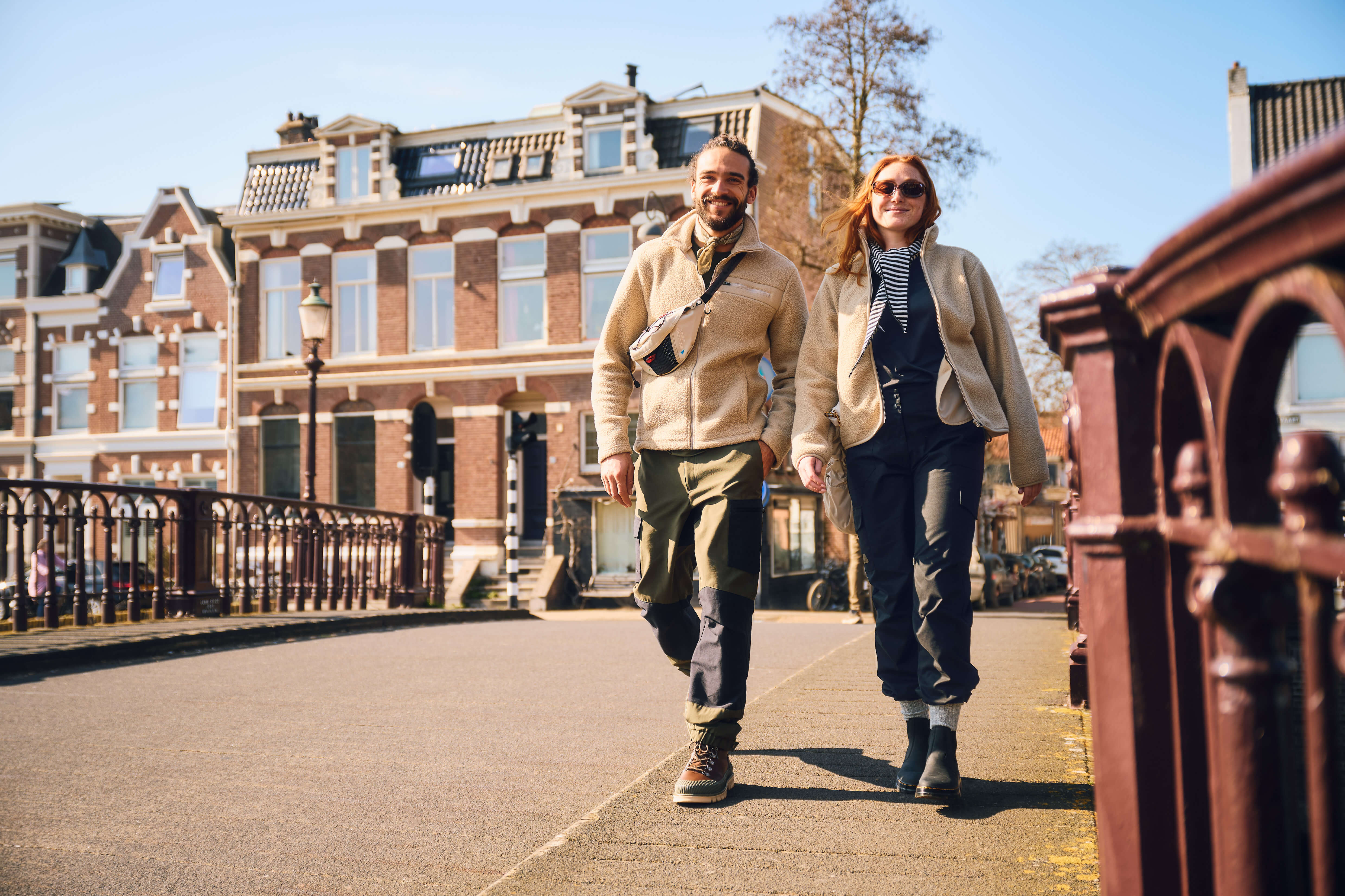 Herrenjacke, Hose, Outdoor, Stadtoutfit, Paar unterwegs