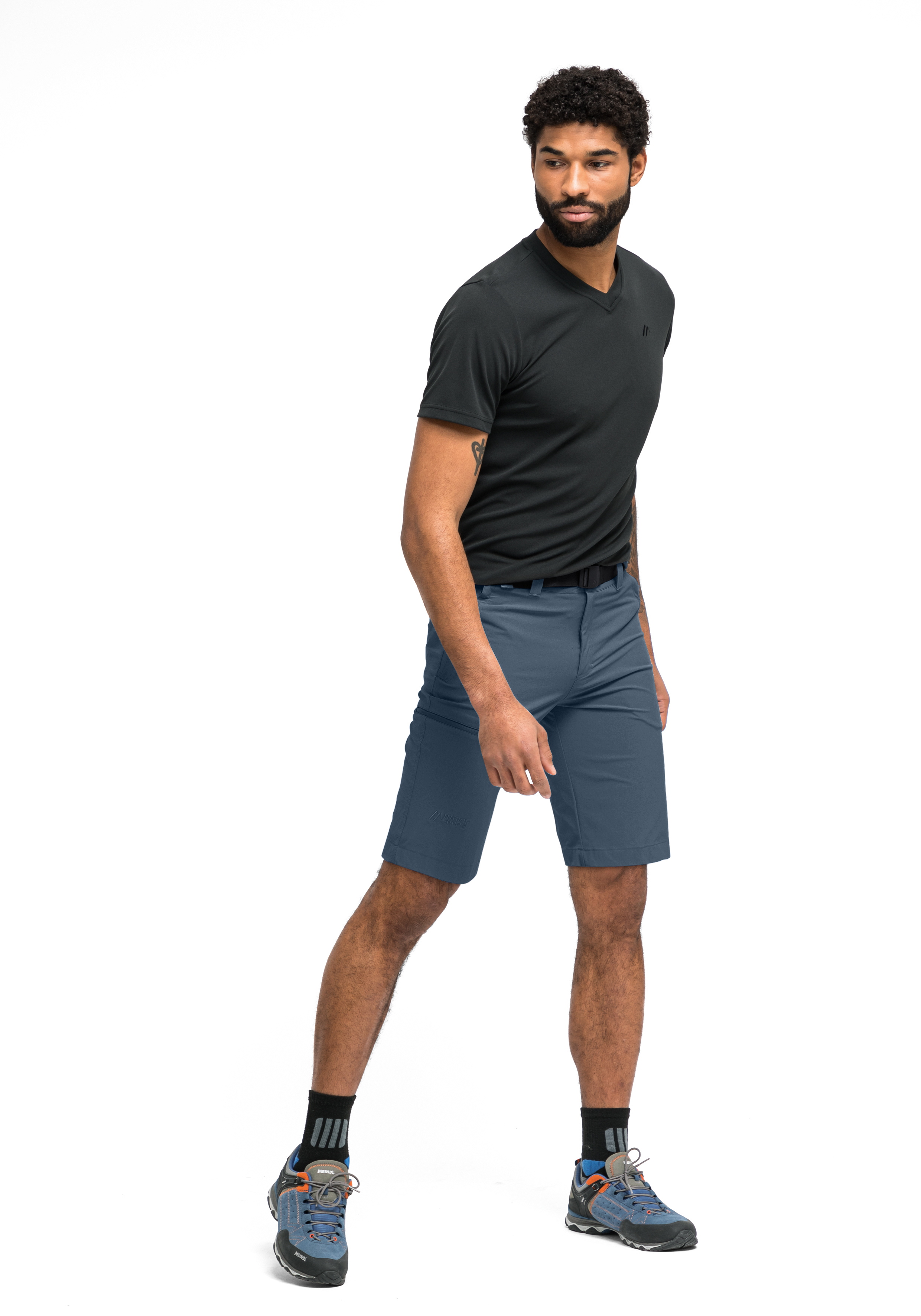 Kurze Hose, Erwachsener, Männlich, Mann, Person, T-Shirt, V-Ausschnitt, Shorts, Knie-Länge, Trainingsoutfit