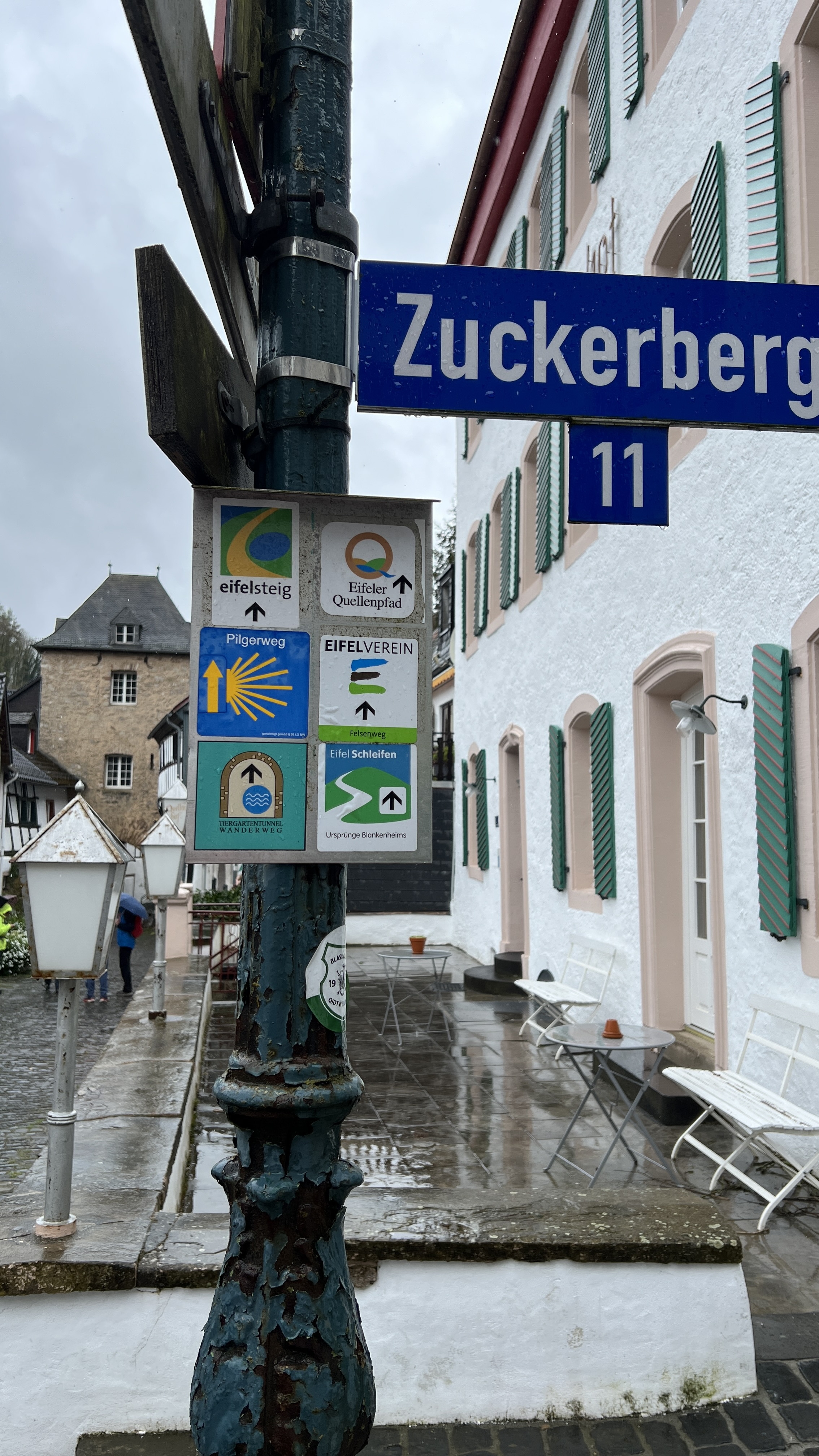 20240419_122337313_ios Pfad, Nachbarschaft, Schild, Stadt, Bürgersteig