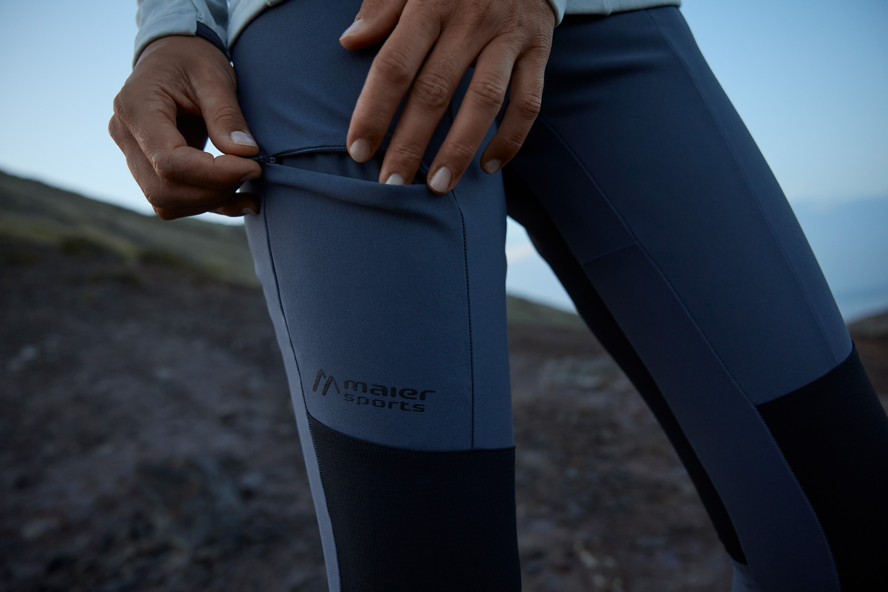 Bekleidung, Hosen, Person, Finger, Hand