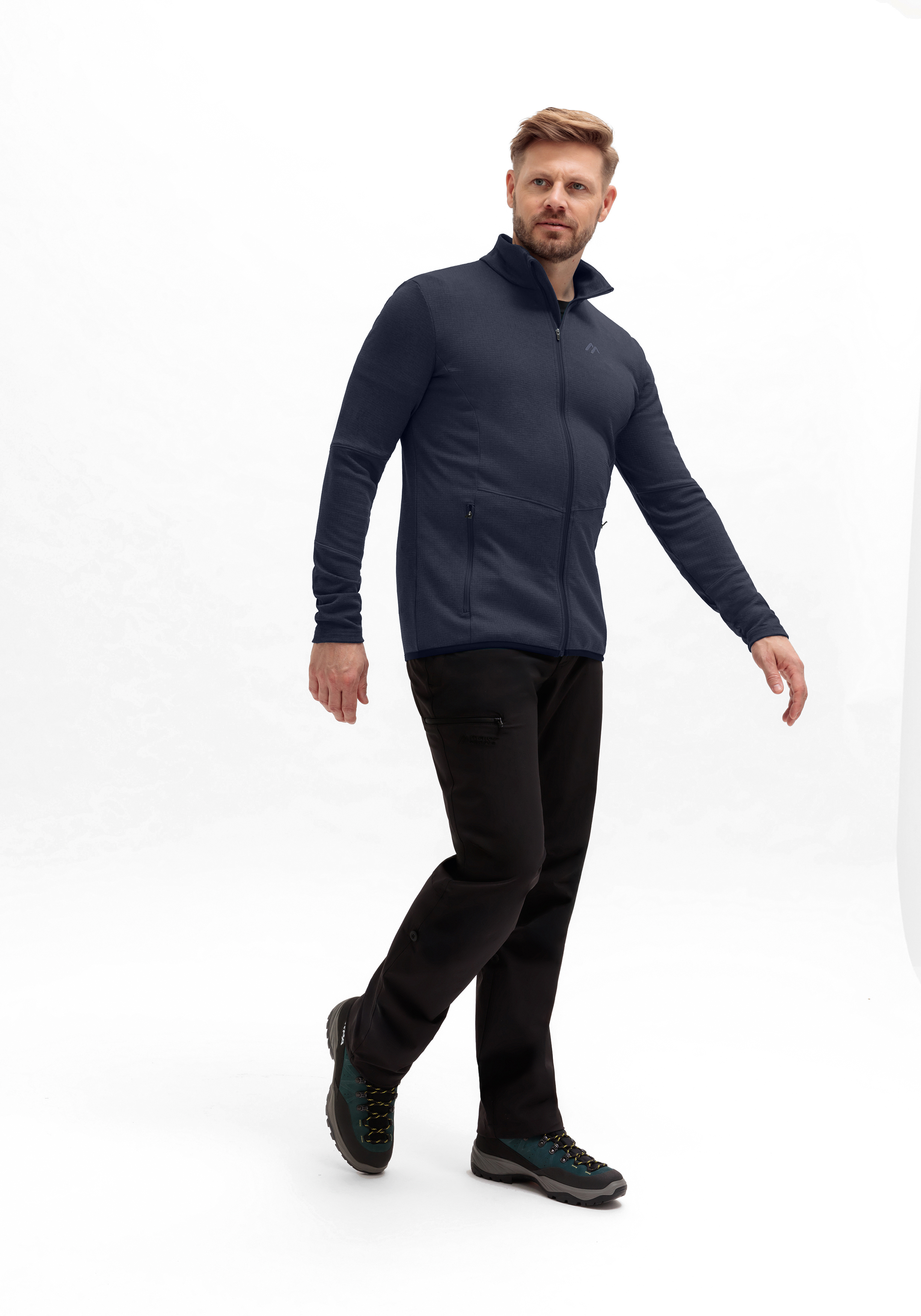Sinaia M Schuh, Sitzen, Turnschuh, Langarm, Hosen, Schuh, Sitzend, Langarm, Sneaker, Hosen, Langarm, Ärmel, Erwachsener, Mann, Person, Langarm, Ärmel, Erwachsener, Mann, Person