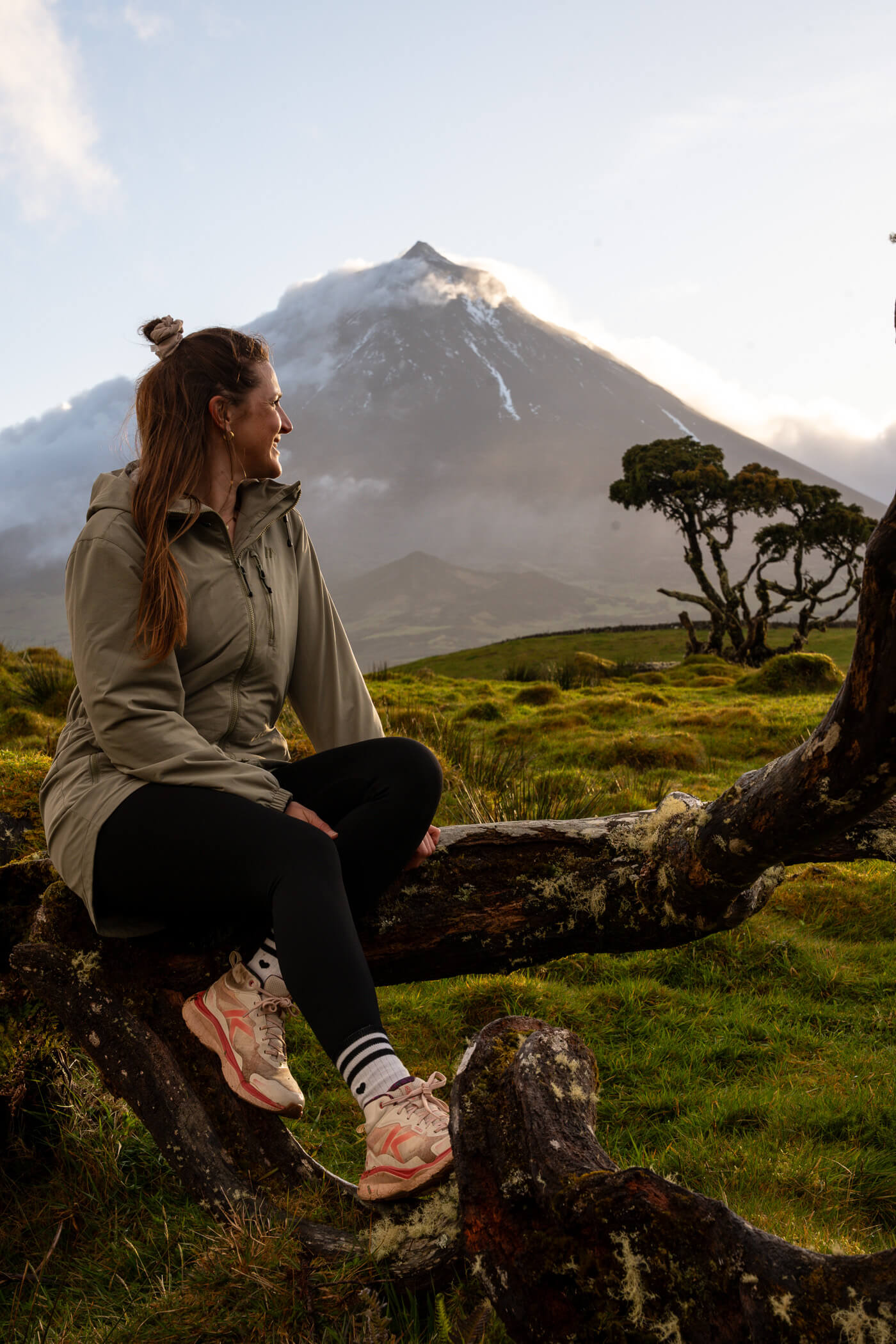 Wandern, Jacke, Leggings, Pfad, Sneaker, jacke, jacke im outdoor-stil, wandern, sportschuhe, naturlandschaft