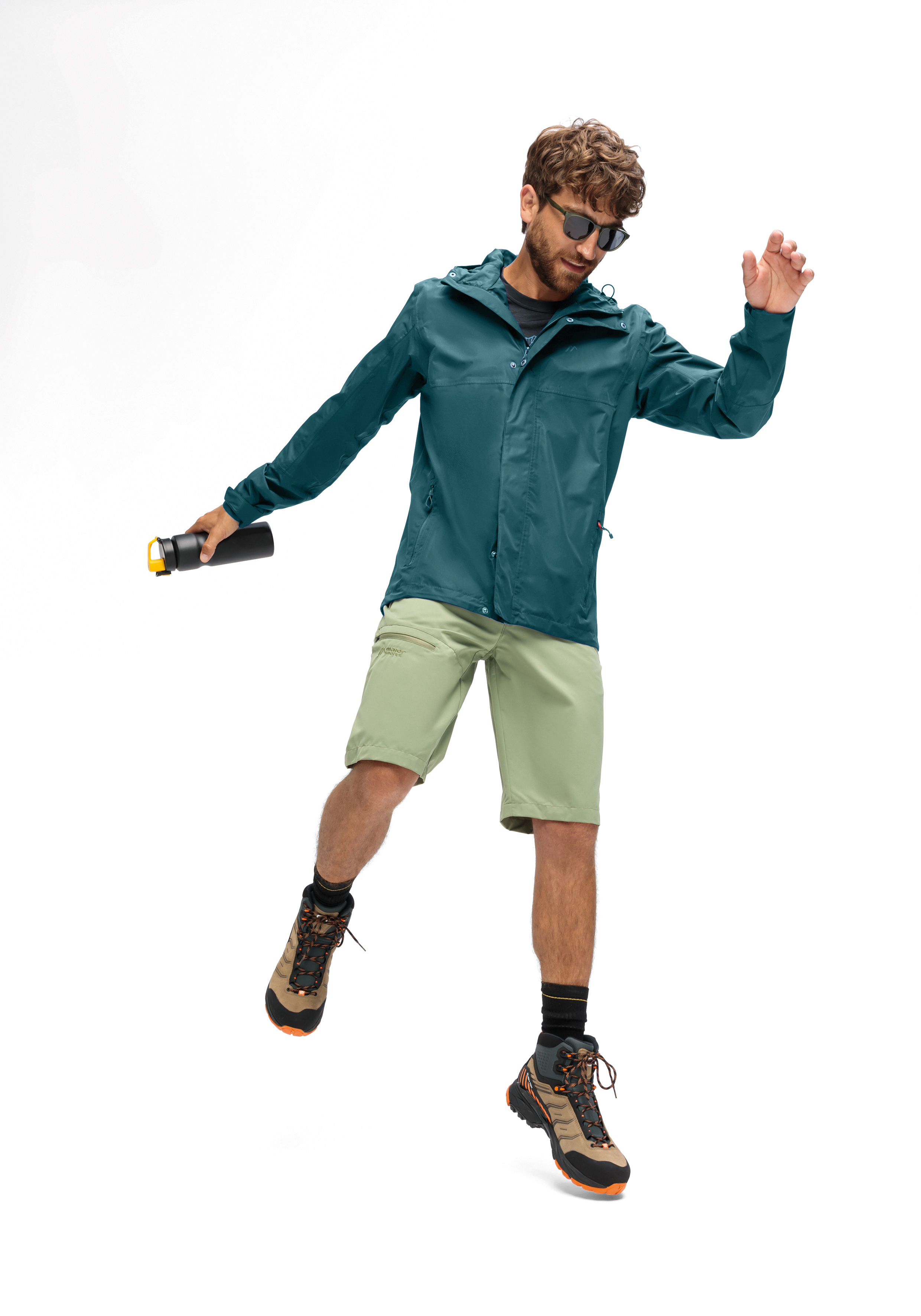 Outdoorjacke, Wasserdicht, Wandershorts, Stiefel, Sonnenbrille