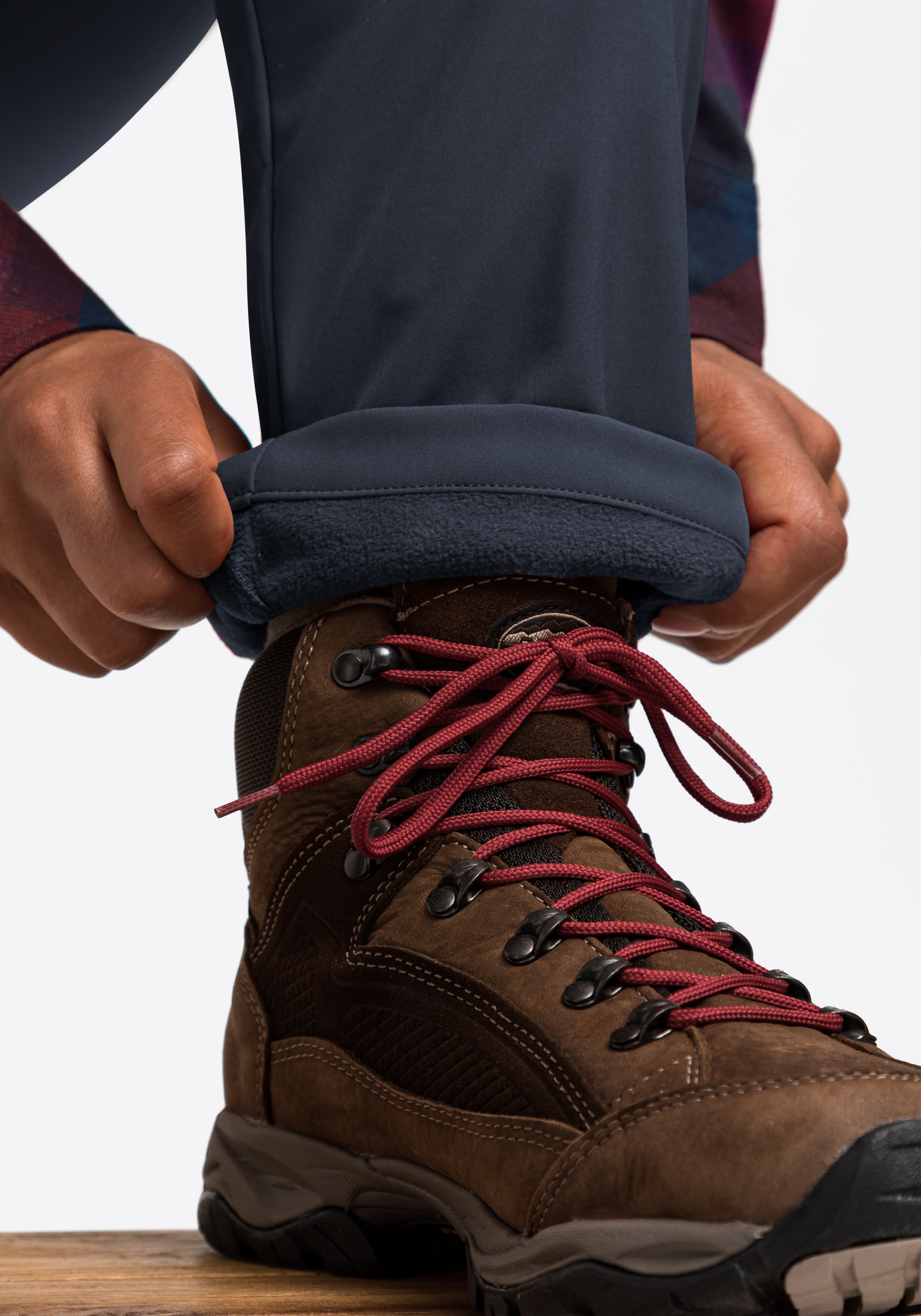 Perlit W Bekleidung, Schuhwerk, Schuh, Sneaker, Person, Hiking boot, Brauner Stiefel, Rote Schnürsenkel, Knöchelstiefel, Leder/Velours