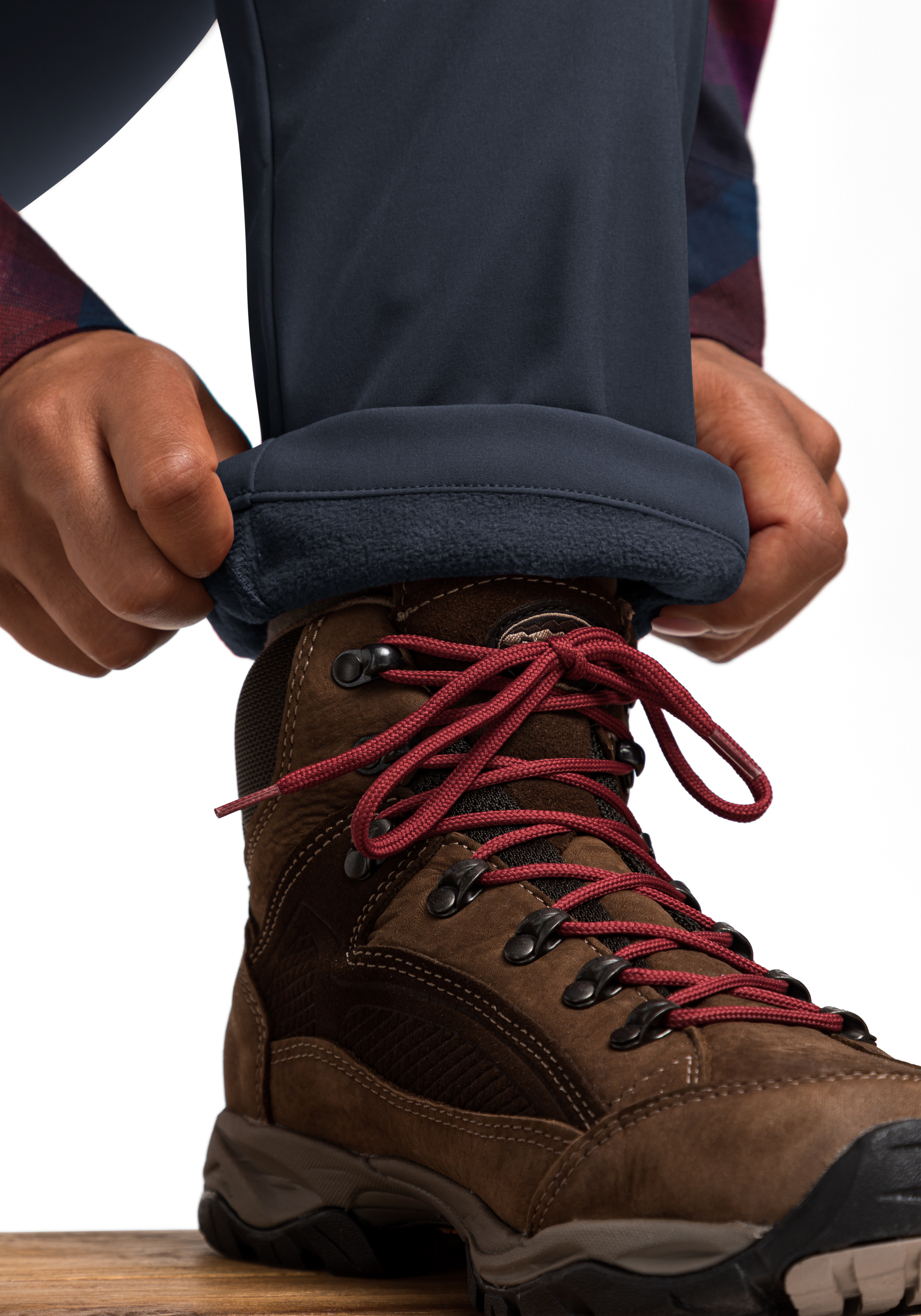Perlit W Bekleidung, Schuhwerk, Schuh, Sneaker, Person, Hiking boot, Brauner Stiefel, Rote Schnürsenkel, Knöchelstiefel, Leder/Velours