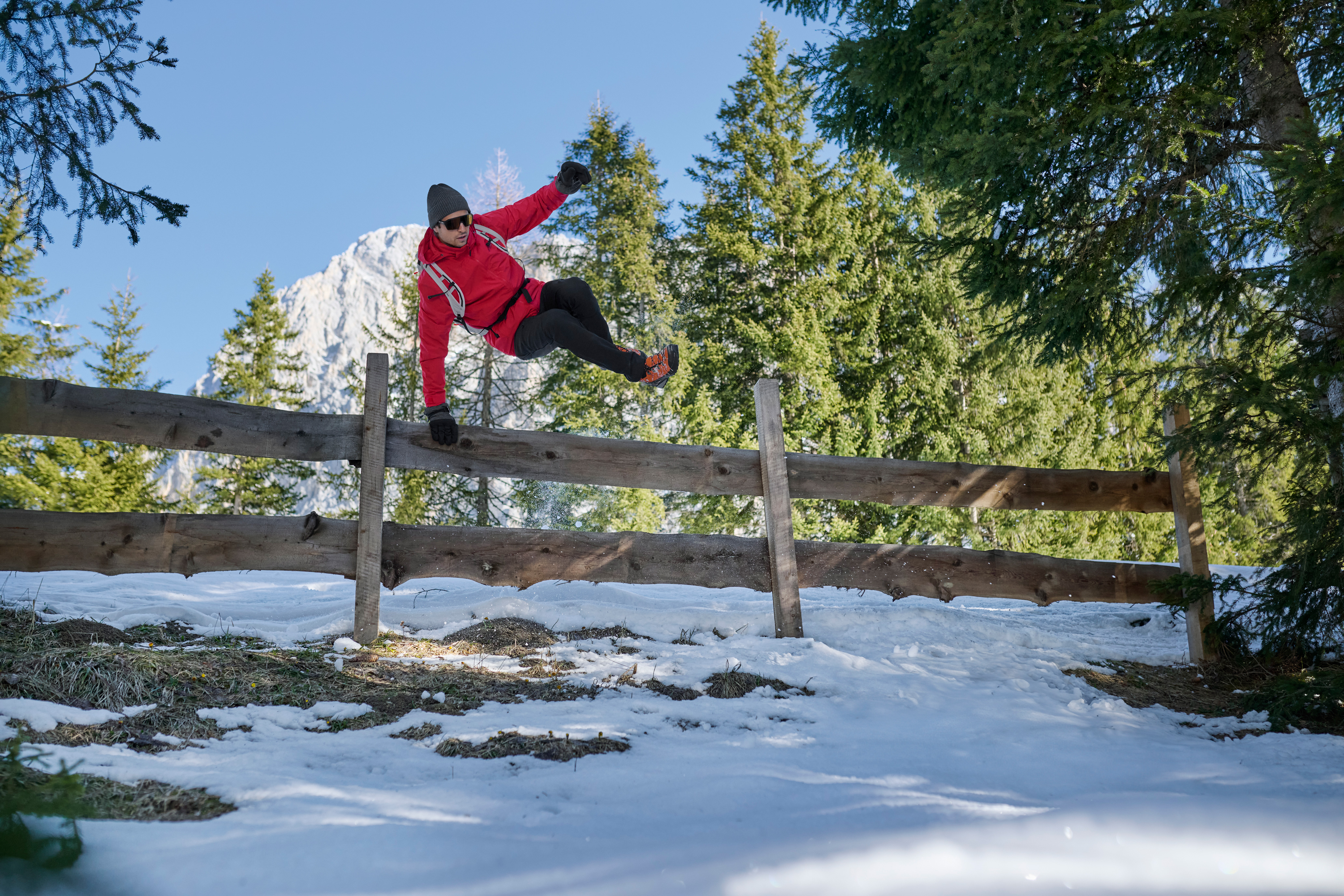 Person springt ueber Zaun Person springt über Zaun