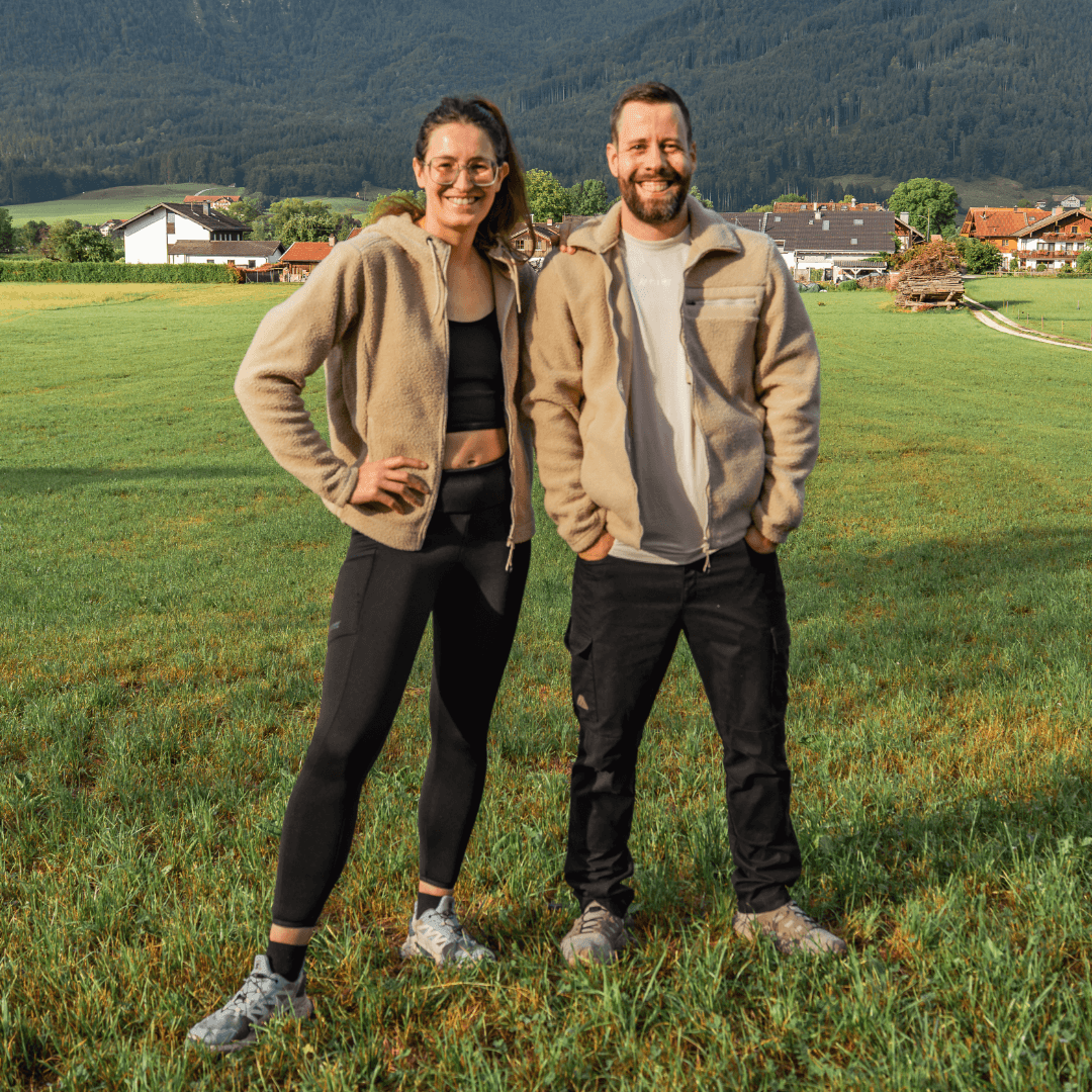  fleece jacket, paar, outdoor, Feld, grüne Wiese, Fleece-Jacke, Beige Jacke, Outdoor-Bekleidung, Casual-Wear, Paar-stehen