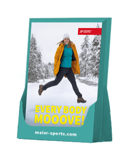 MAS240505_Mockup_Dispenser_DE_FW25_26_Everybody_Mooove_LAY01 Bekleidung, Mantel, Person, Werbung, Gehen