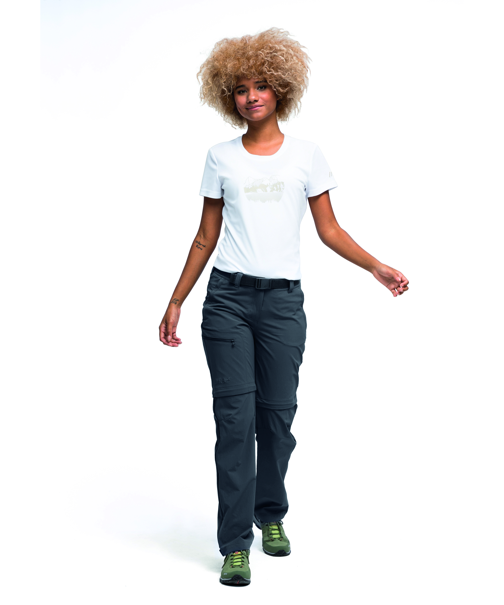 Bekleidung, Hosen, Person, Gürtel, T-shirt, Bekleidung, Hosen, Person, Schuh, Gesicht, Bekleidung, Hosen, Person, Schuh, Gesicht