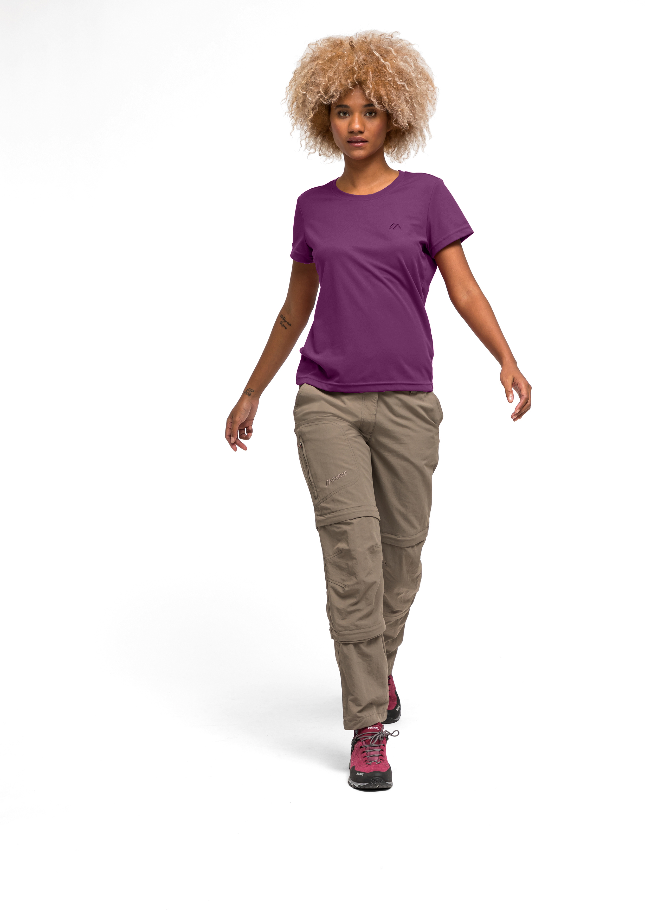 t-shirt, kurzarmig, lila, rundhals, hose, cargo-hose, beige, wanderschuhe, rosafarbene schnürsenkel, T-Shirt, Kurzarm, Lila, Rundhals, Cargo-Hose