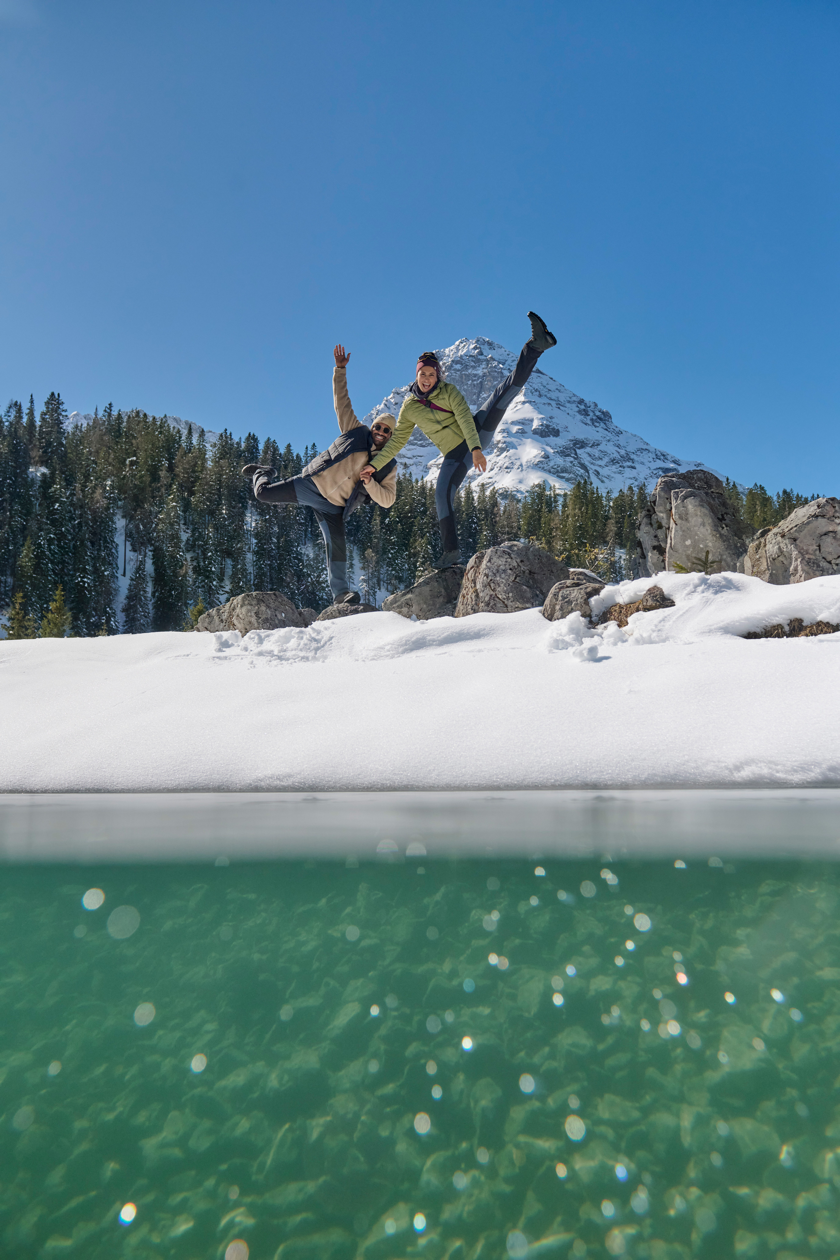 Zwei Personen im Schnee