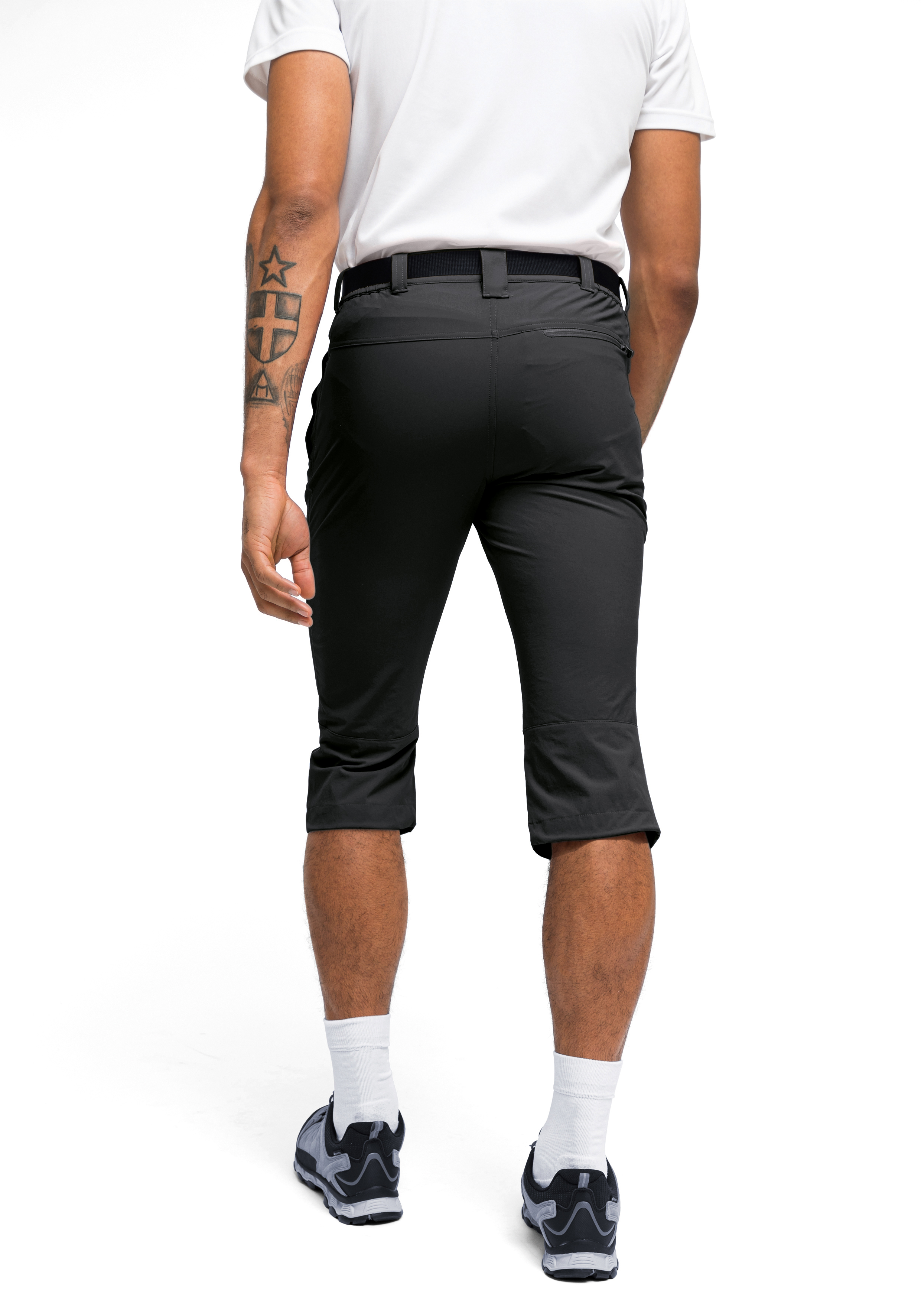 Kurze Hose, Hosen, Erwachsener, Mann, Person, Herrenhose, Kniebundel, Chino-Knielänge, Schwarz, T-Shirt, Sneaker
