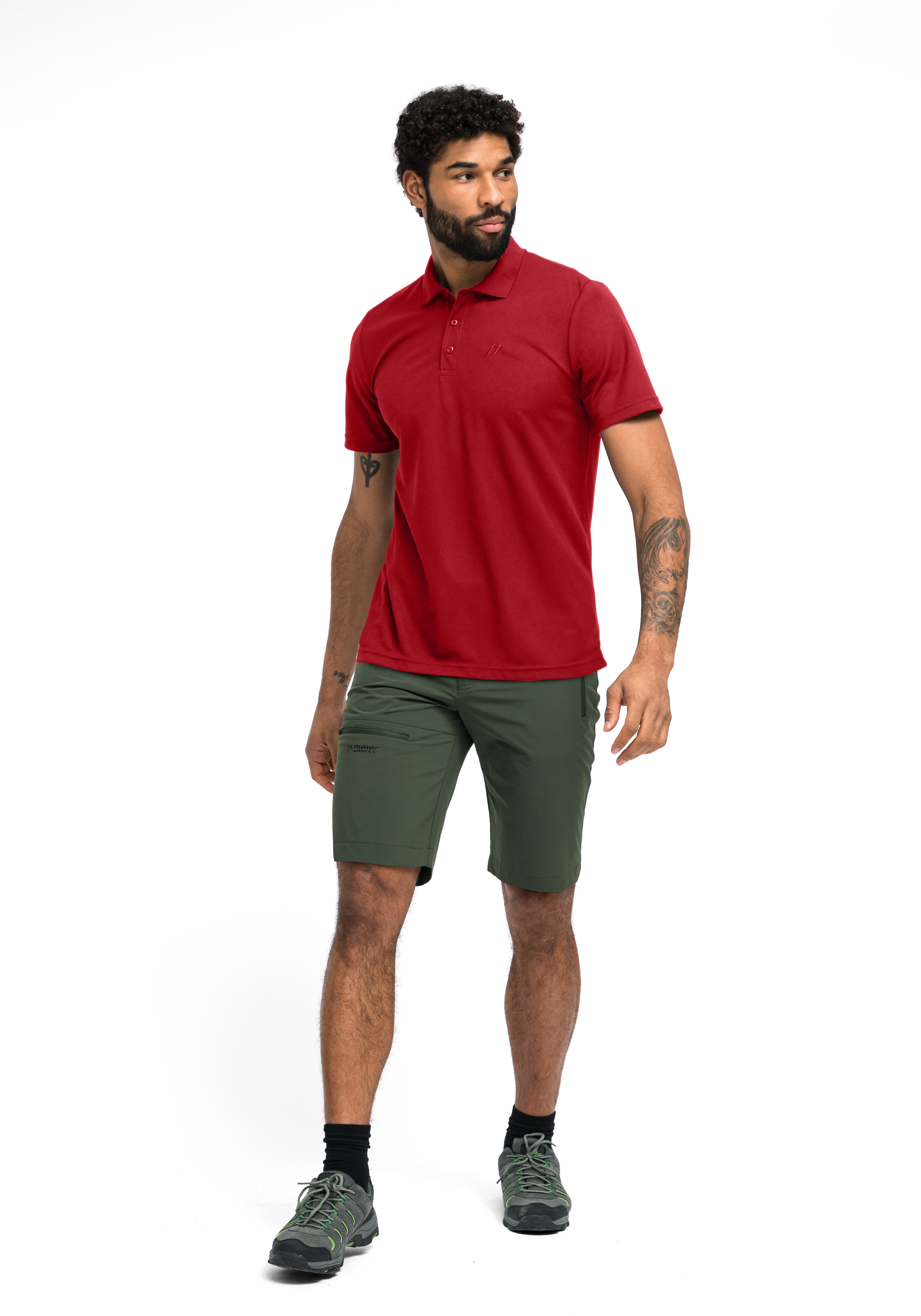Polohemd, rotes Polohemd, Shorts, grüne Shorts, Sportoutfit, Polohemd, Shorts, Rotes Hemd, Grüne Shorts, Sport-Outfit
