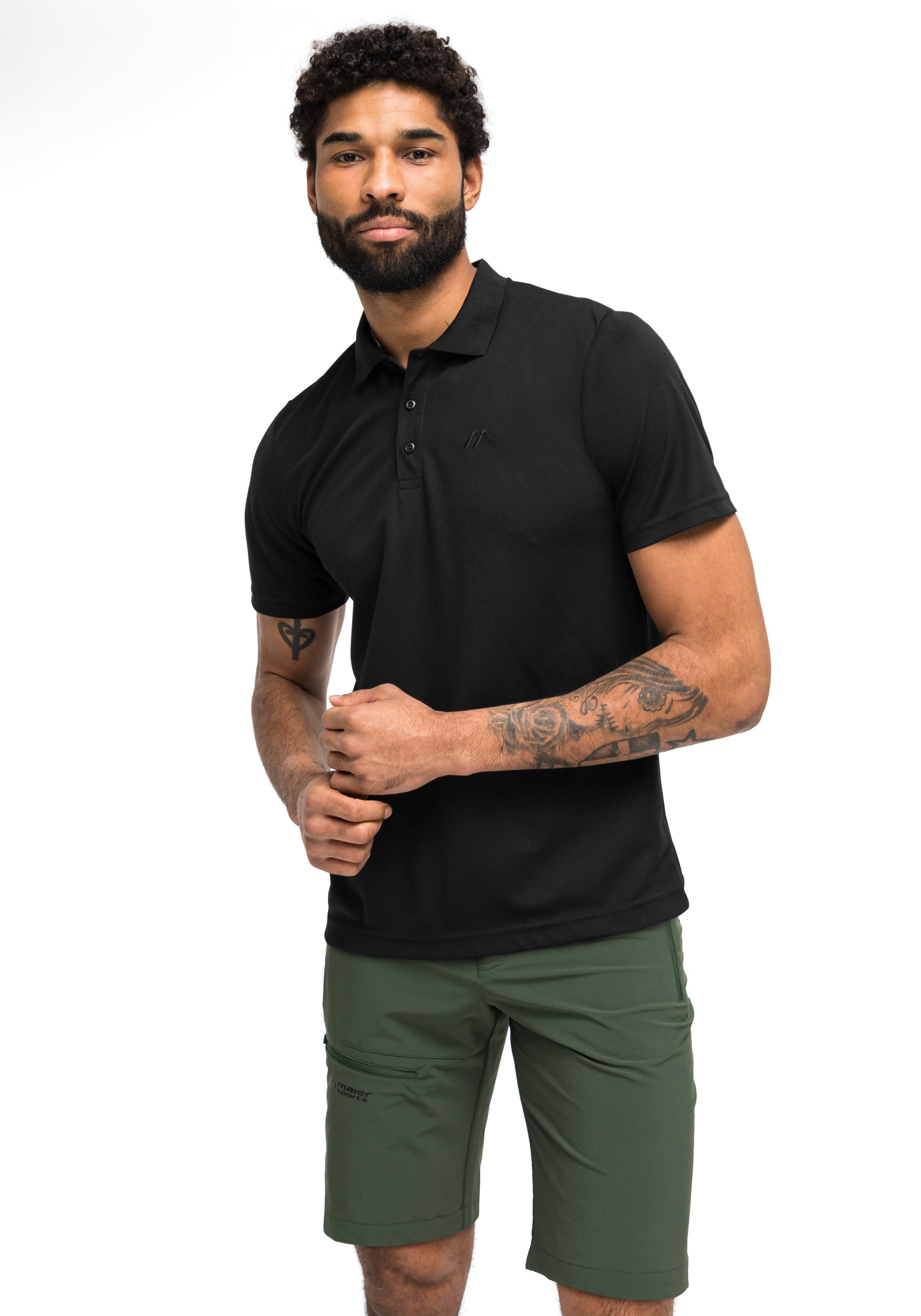 Kurze Hose, Ärmel, Erwachsener, Mann, Person, Kurze Hose, Ärmel, T-shirt, Mann, Person, Polohemd, schwarzes Polo, Shorts, Cargo-Shorts, Tattoos