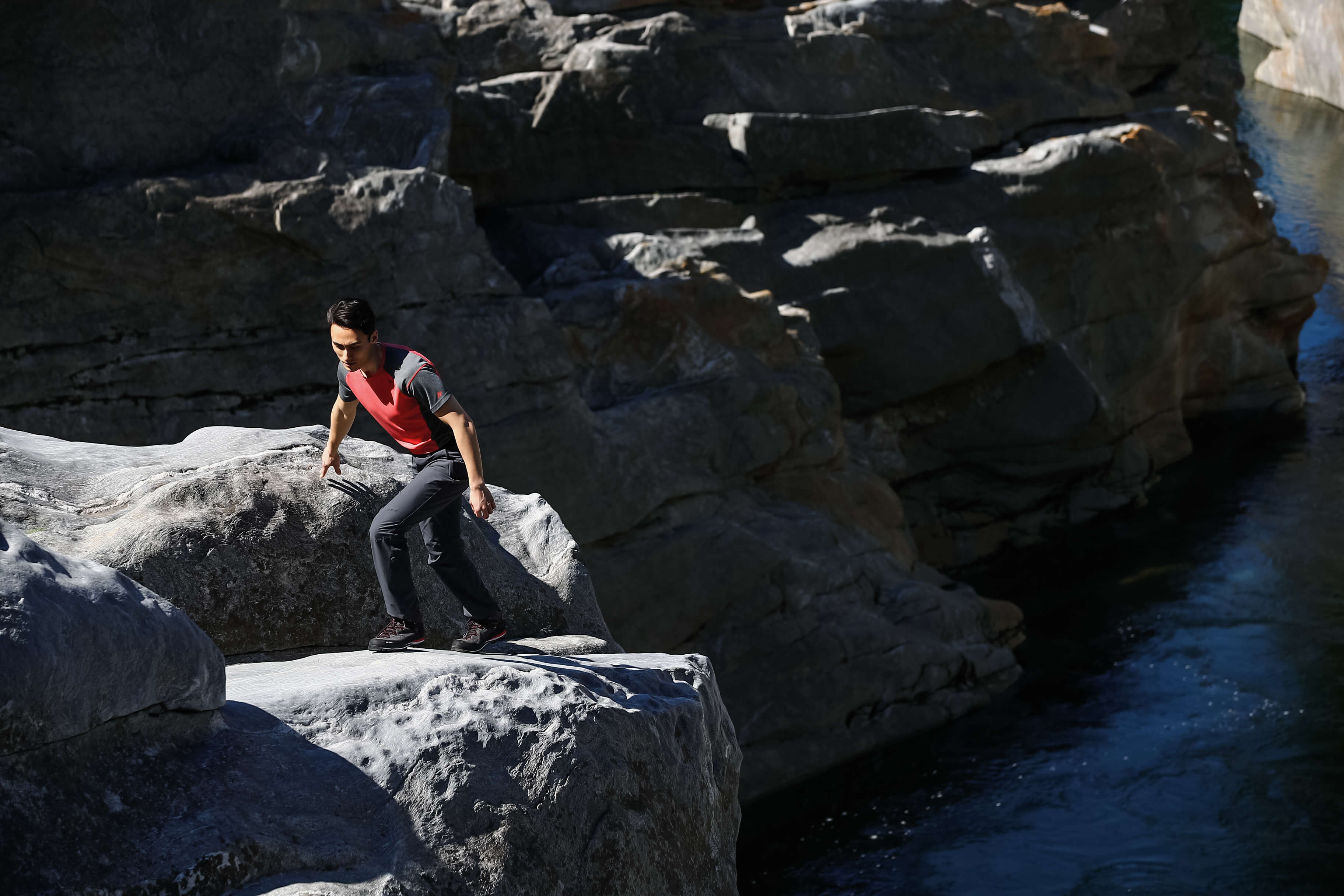 MAS_SS22_SIN_BAP_6431 Rock, Wandern, Fotografieren, Klippe, Schuh