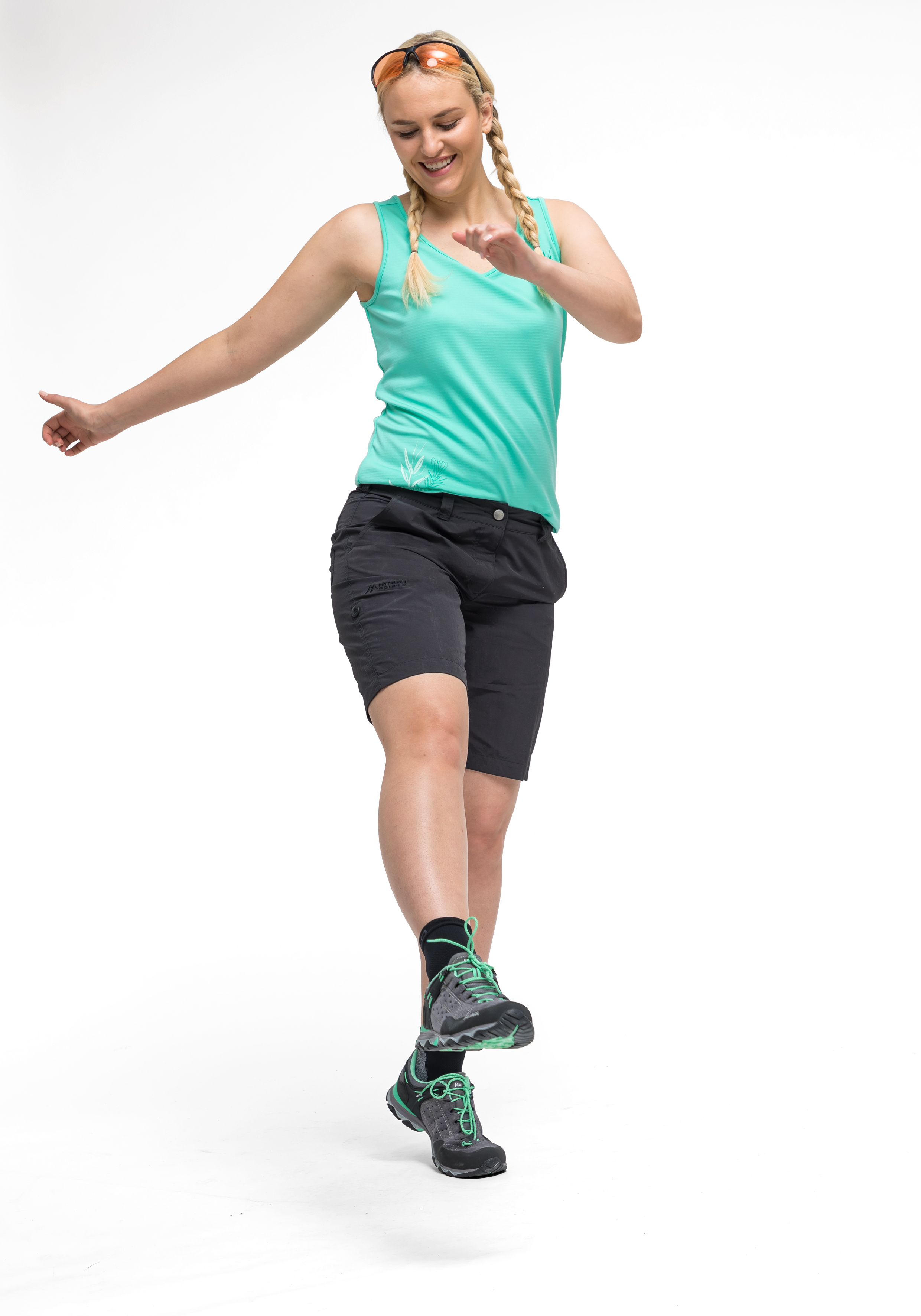 Kurze Hose, Schuh, Person, Turnschuh, Brille, Kurze Hose, Schuh, Erwachsener, Person, Frau