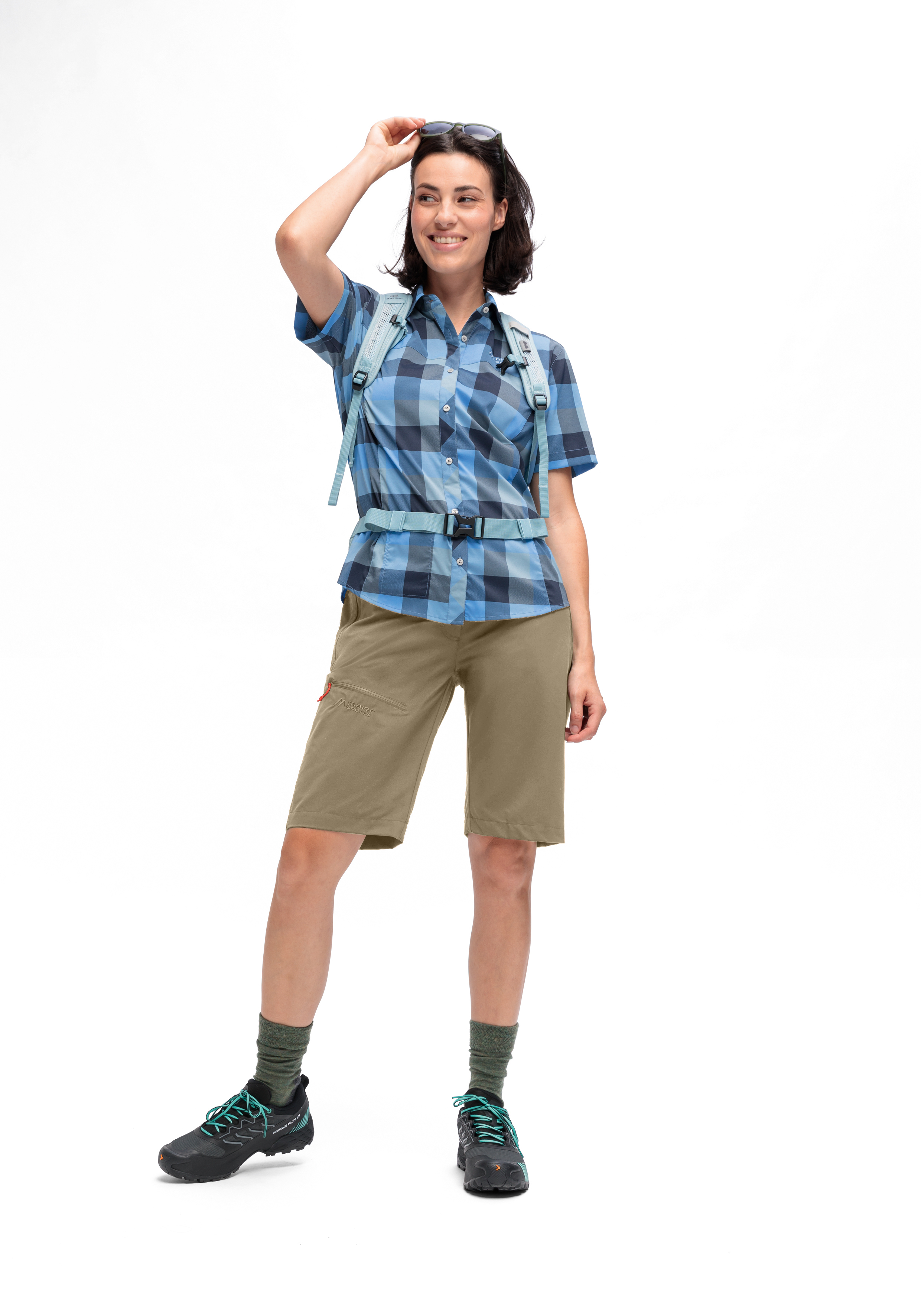 kariertes Hemd, Shorts, Rucksack, Wanderausrüstung, Sonnenbrille