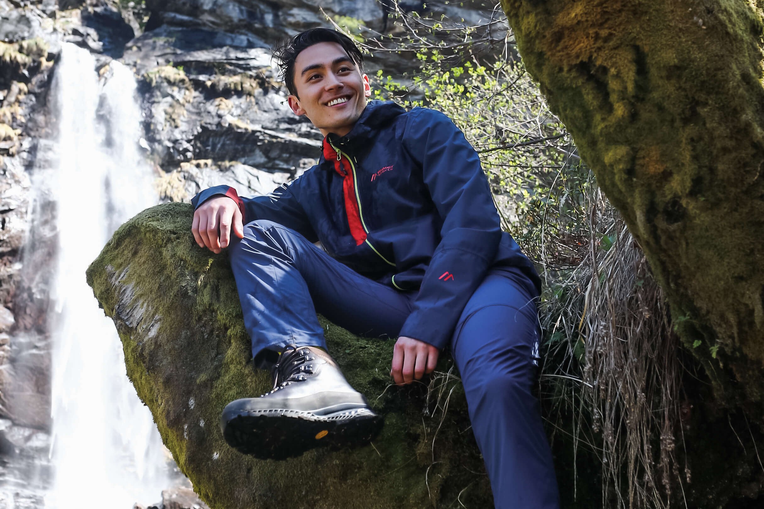 Rock, Hosen, Schuh, Portrait, Sitzend, Schuh, Hosen, Lächeln, Sitzen, Mantel